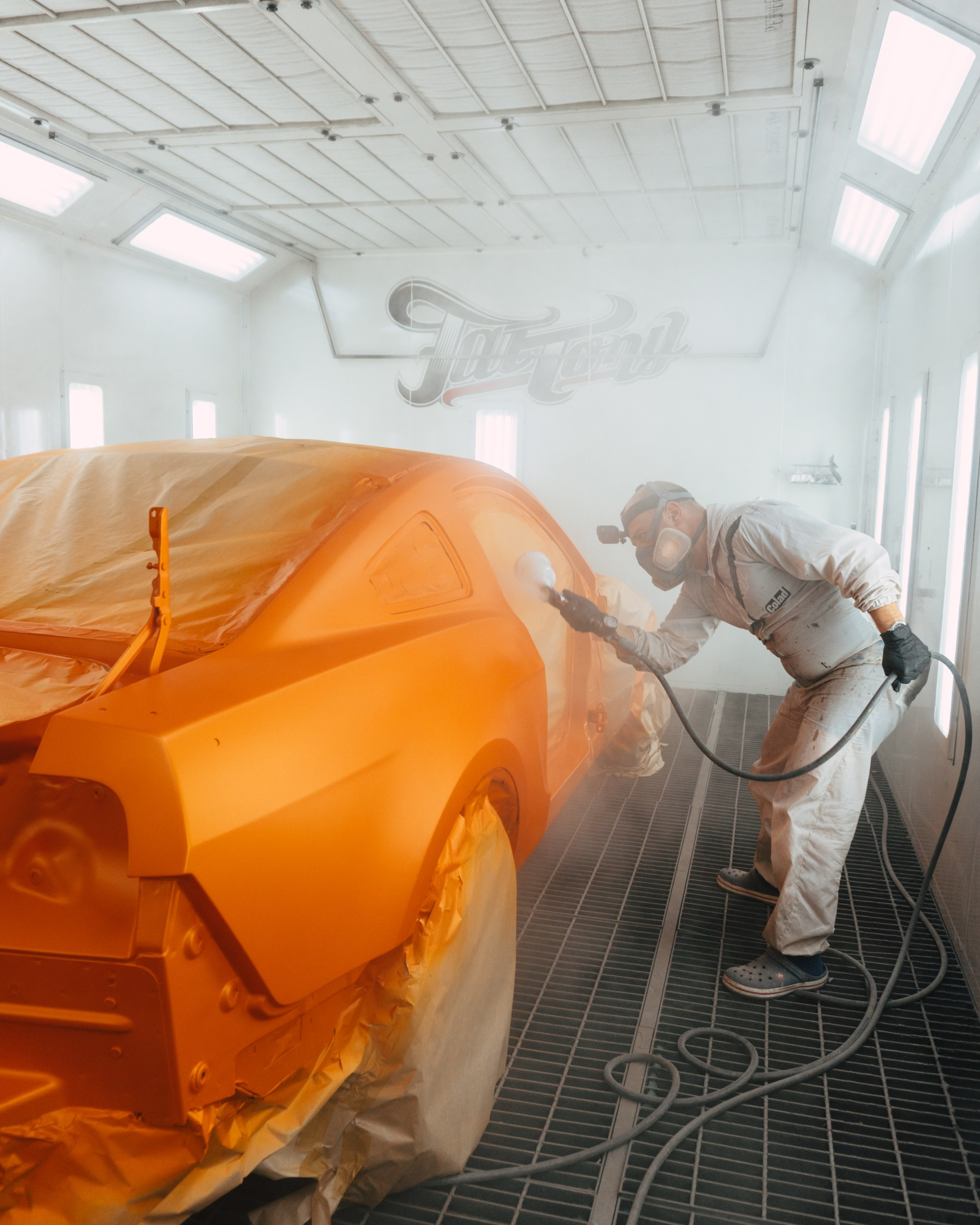 Ford Mustang Roush оранжевый окрас кузова и выкрас полос. DeLorein