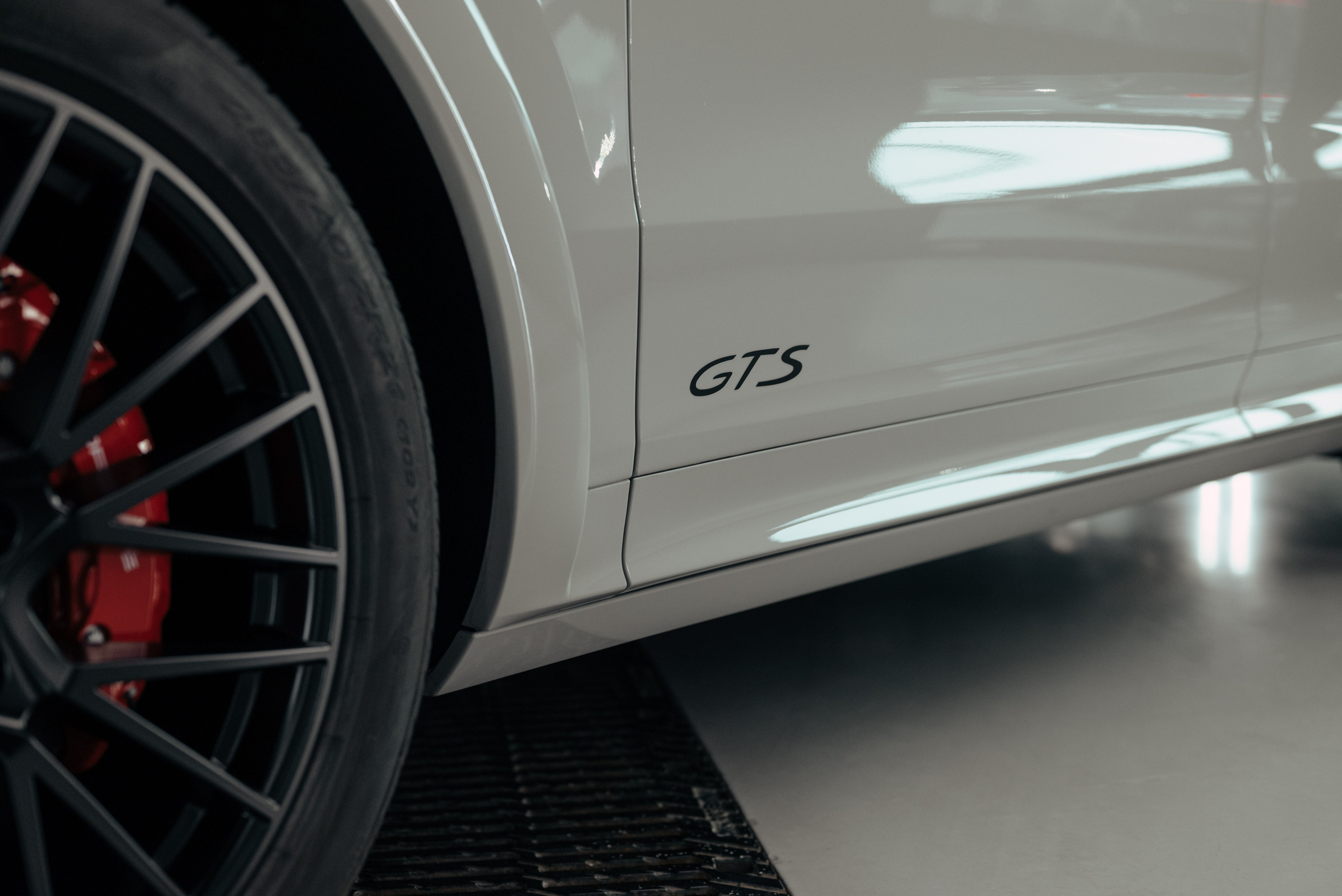 Porsche Cayenne GTS grey on red. DeLorein