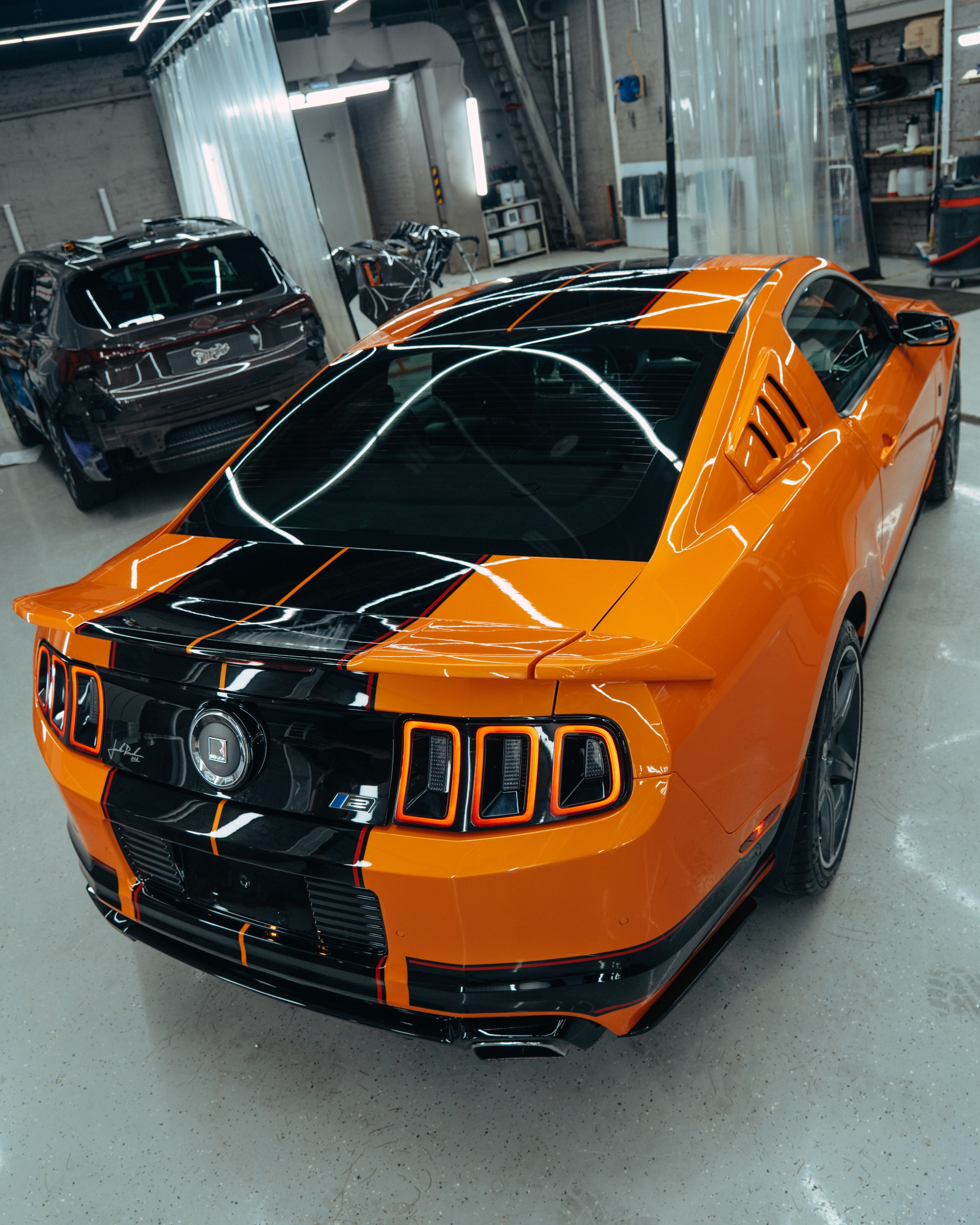 Ford Mustang Roush оранжевый окрас кузова и выкрас полос. DeLorein