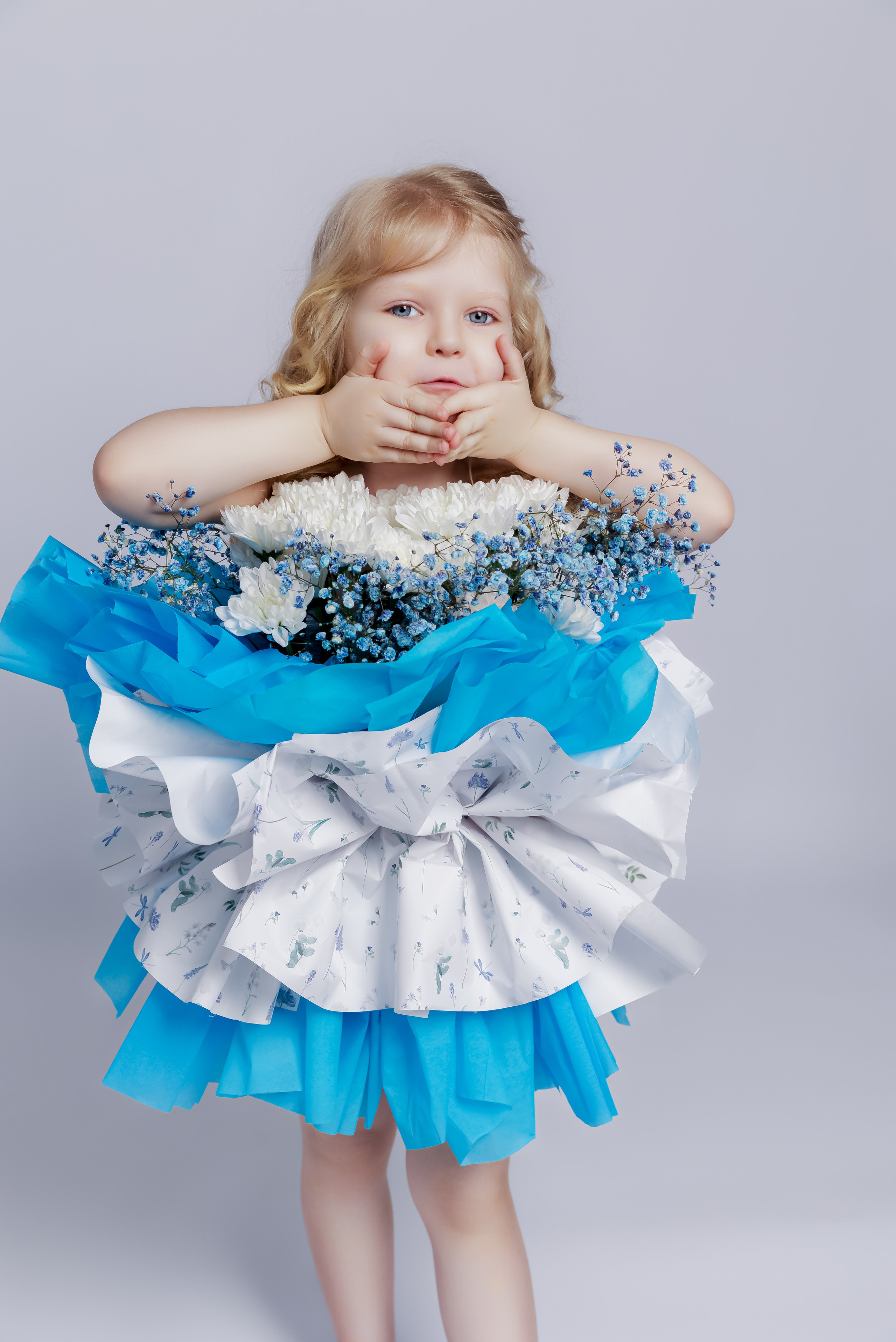 Цветочная фотосессия двух сестер в студии