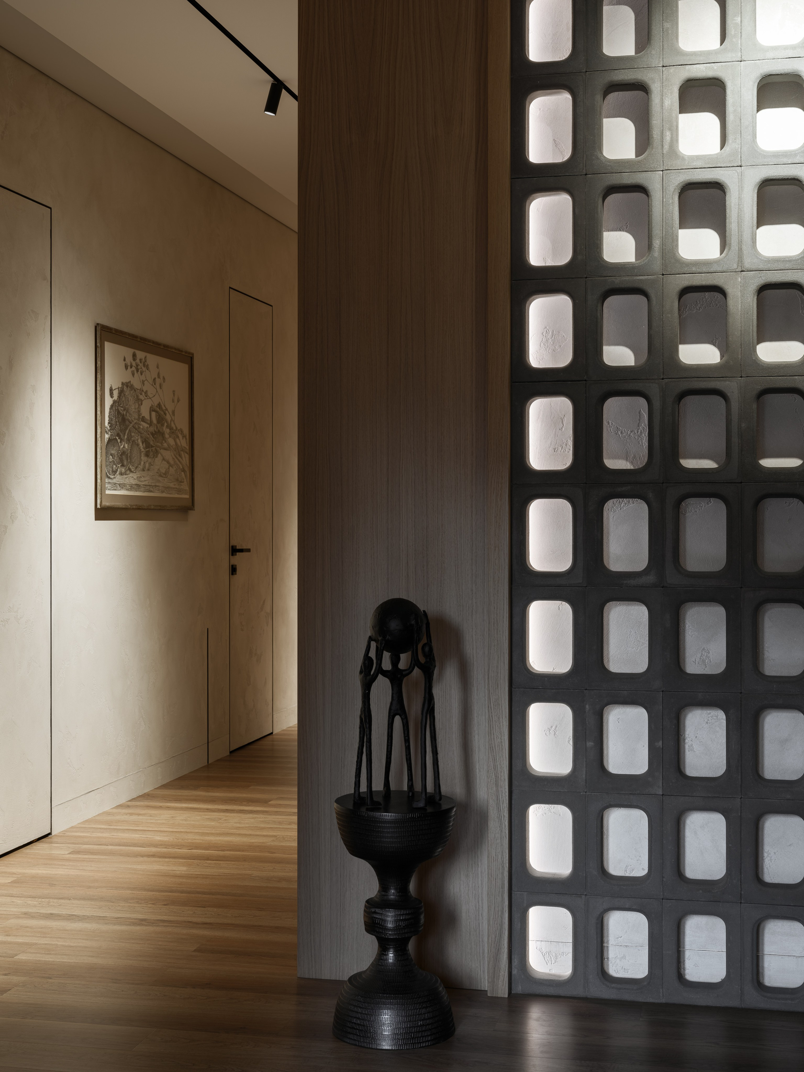 Деталь прихожей с декоративной стеной из бетонных блоков, скульптурой и мягким освещением, интерьер Наталии Шелепниковой, фотограф Сергей Денисенко, стилист Алёна Бершацкая.