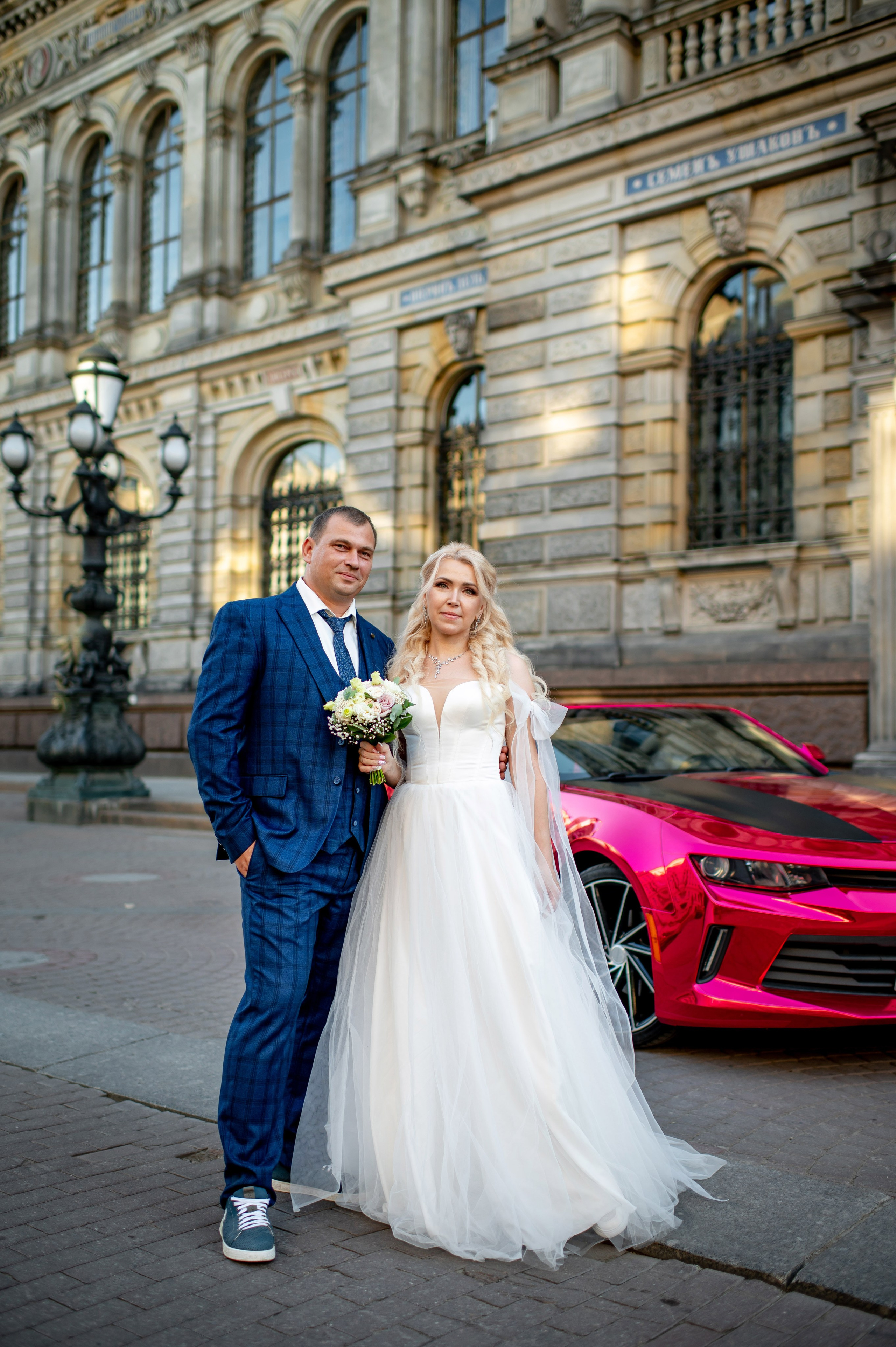 Евгения (фотосессия с малиновым chevrolet camaro, в сирени в Пушкине в Екатерининском парке). Портретный, семейный и свадебный фотограф в Санкт-Петербурге и в Пушкине Ширяев Денис