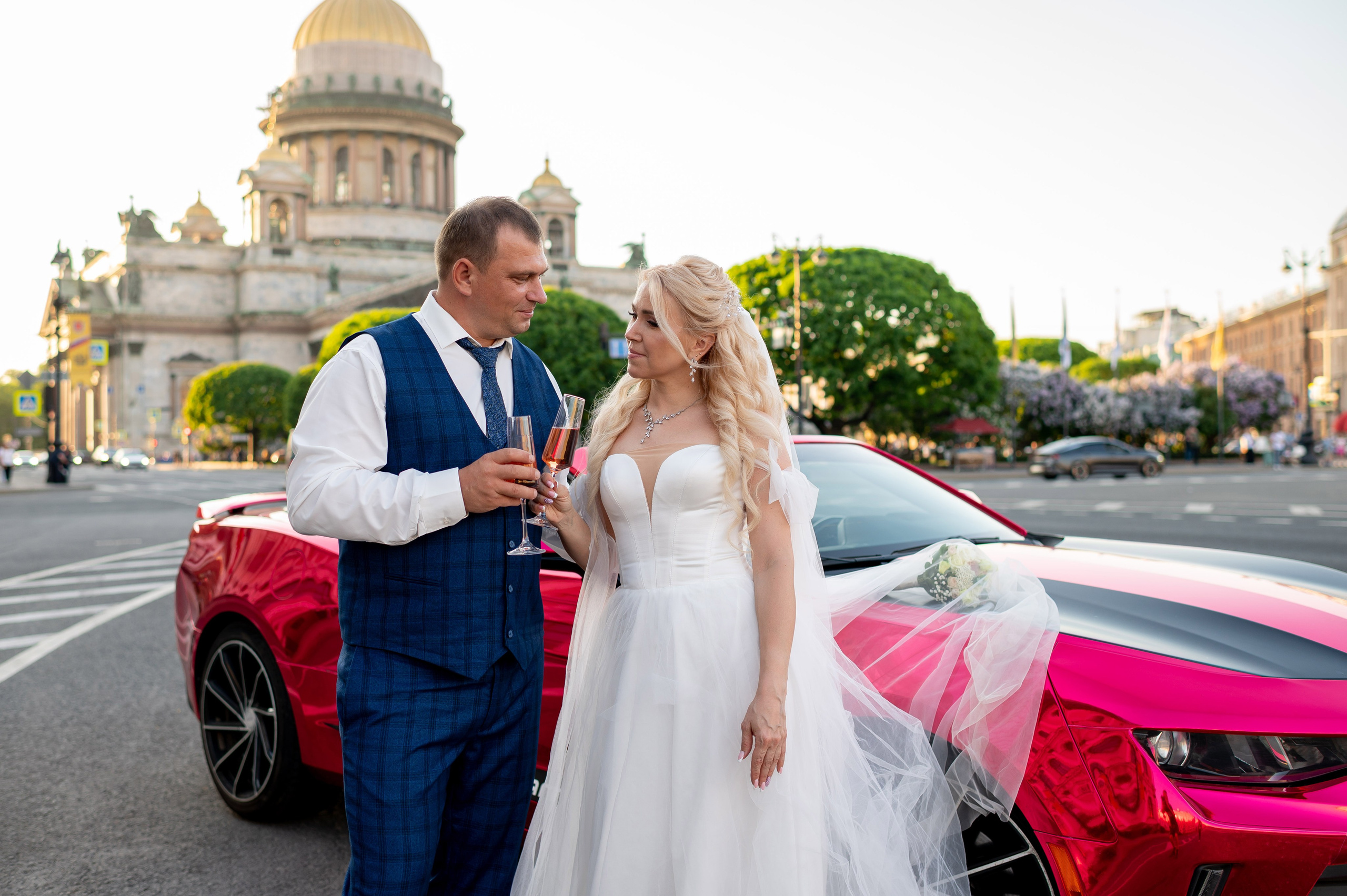 Евгения (фотосессия с малиновым chevrolet camaro, в сирени в Пушкине в Екатерининском парке). Портретный, семейный и свадебный фотограф в Санкт-Петербурге и в Пушкине Ширяев Денис