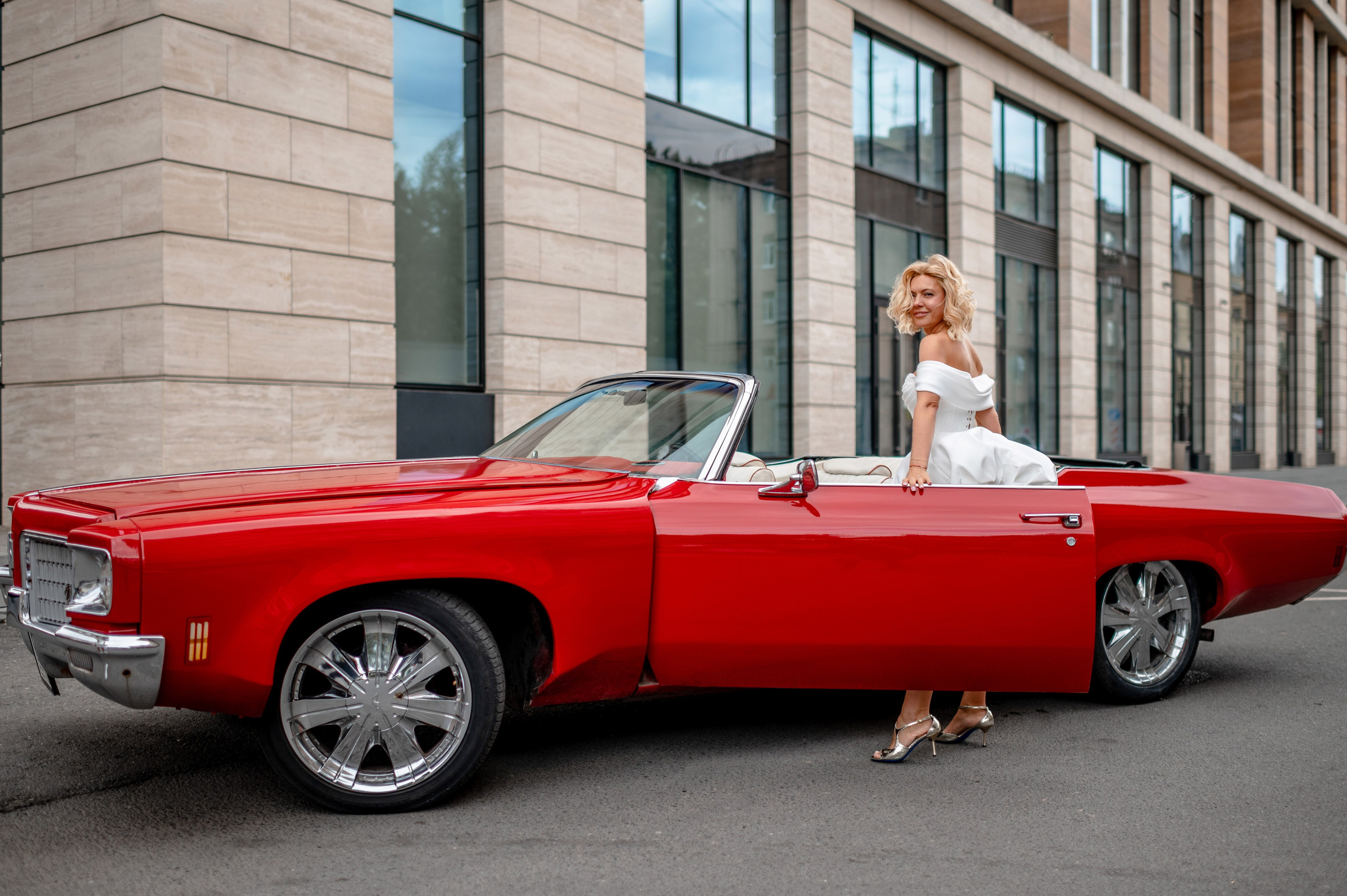 Юлия и Павел (сборы невесты, Невская ратуша, красный Buick, прогулка по рекам на катере). Портретный, семейный и свадебный фотограф в Санкт-Петербурге и в Пушкине Ширяев Денис