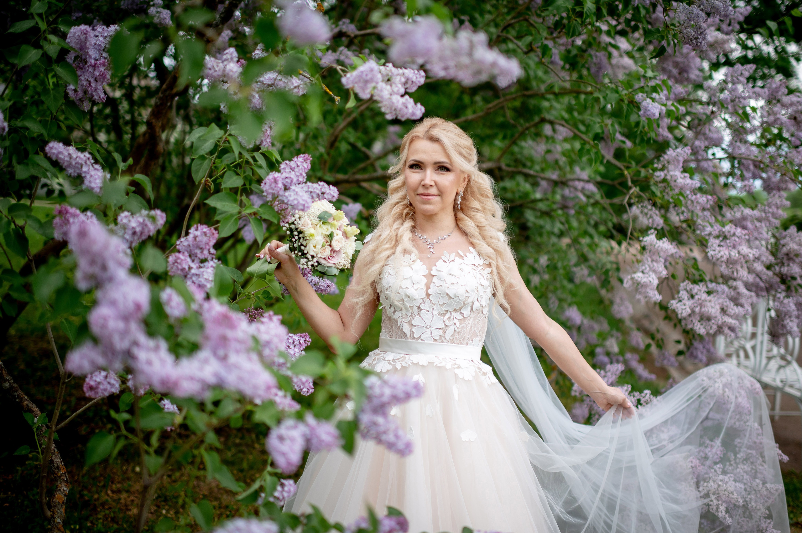 Евгения (фотосессия с малиновым chevrolet camaro, в сирени в Пушкине в Екатерининском парке). Портретный, семейный и свадебный фотограф в Санкт-Петербурге и в Пушкине Ширяев Денис