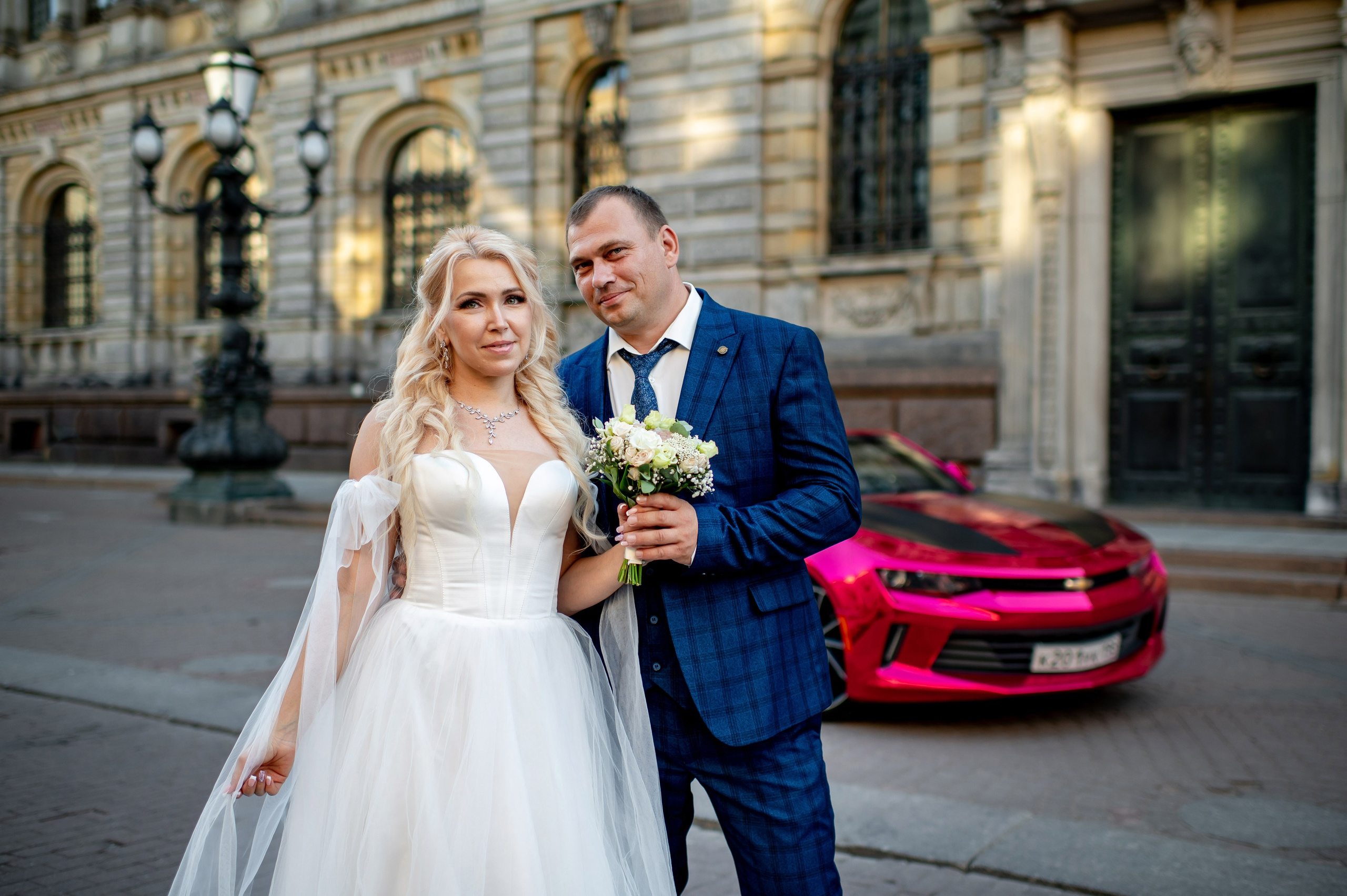 Евгения (фотосессия с малиновым chevrolet camaro, в сирени в Пушкине в Екатерининском парке). Портретный, семейный и свадебный фотограф в Санкт-Петербурге и в Пушкине Ширяев Денис