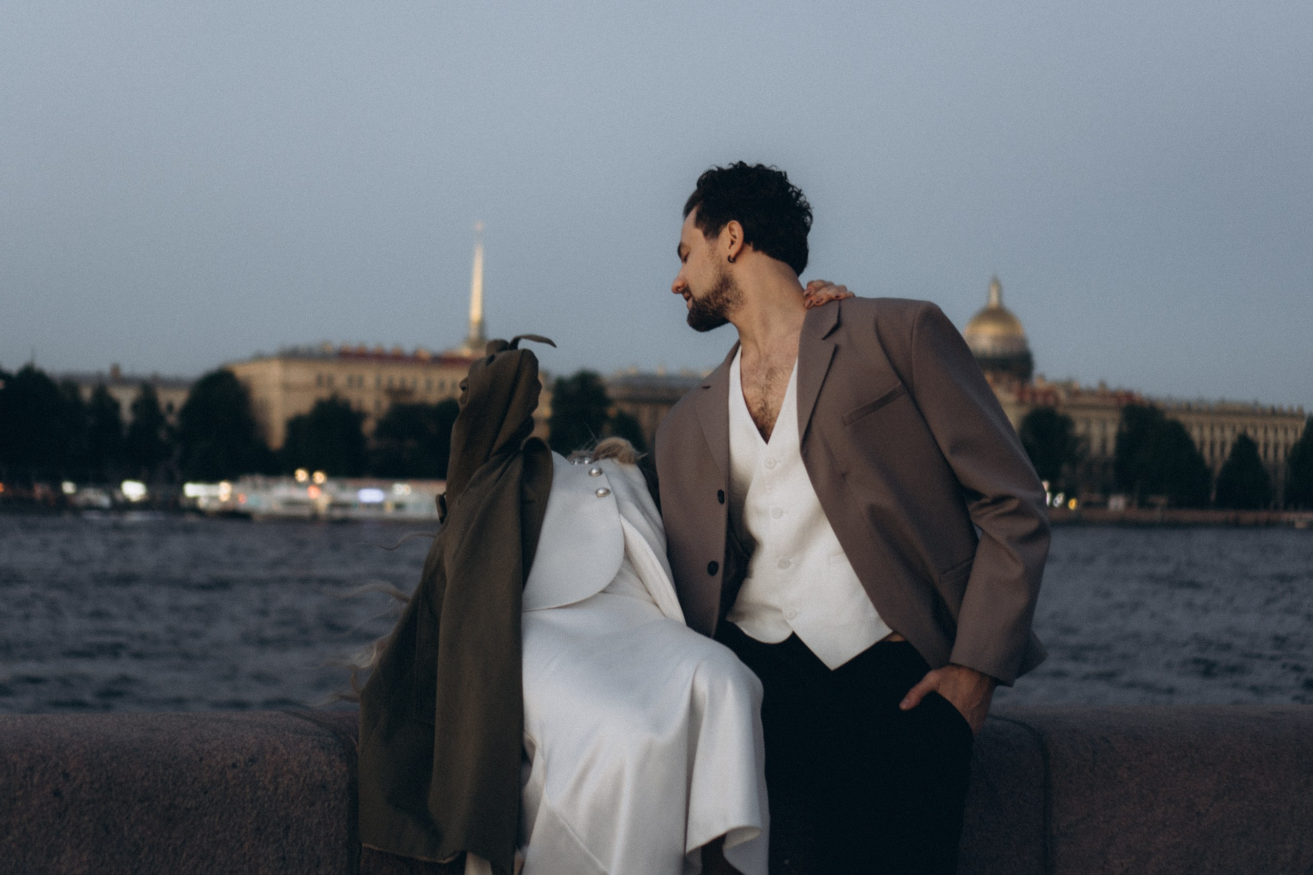 СВАДЕБНАЯ СЬЕМКА ПАРЫ НА РАССВЕТЕ В БЕЛЫЕ НОЧИ И ПРОГУЛКА С РАЗВОДНЫМИ МОСТАМИ И ПИКНИК ВОЗЛЕ ИСАКИЕВСКОГО СОБОРА. Профессиональный фотограф, Санкт-Петербург — Виктория Богомолова