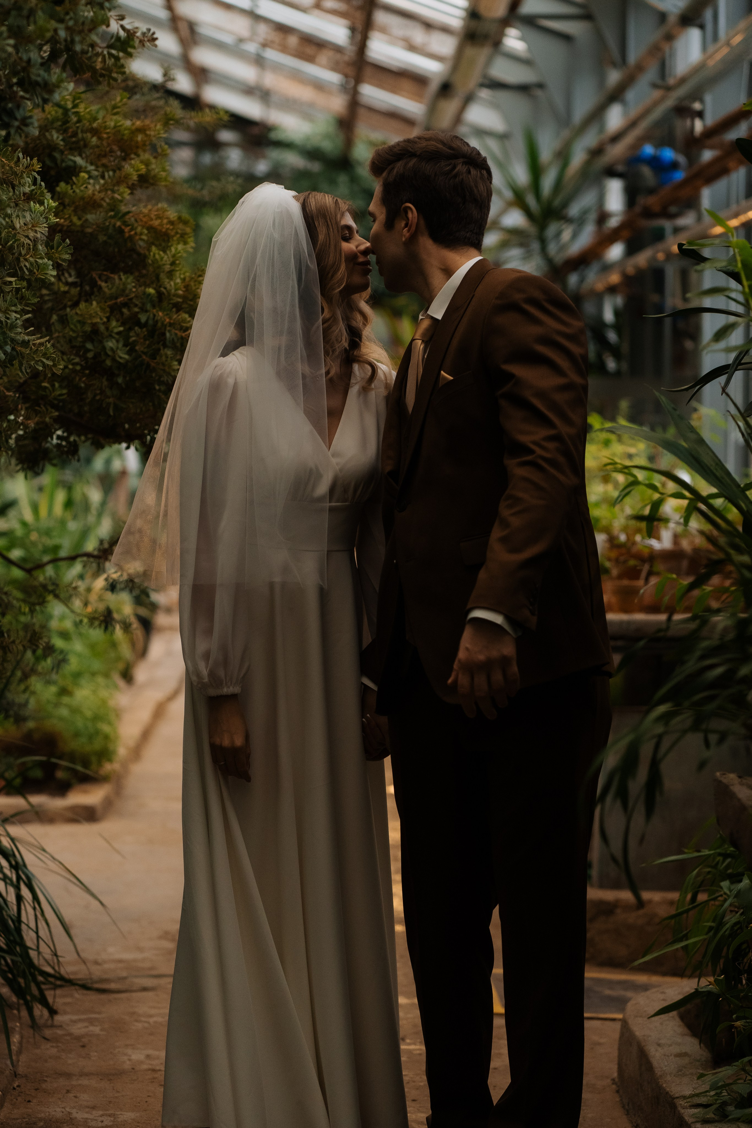 Свадебная фотосессия в оранжерее, Москва. Свадебный фотограф в Москве Анна Полушина