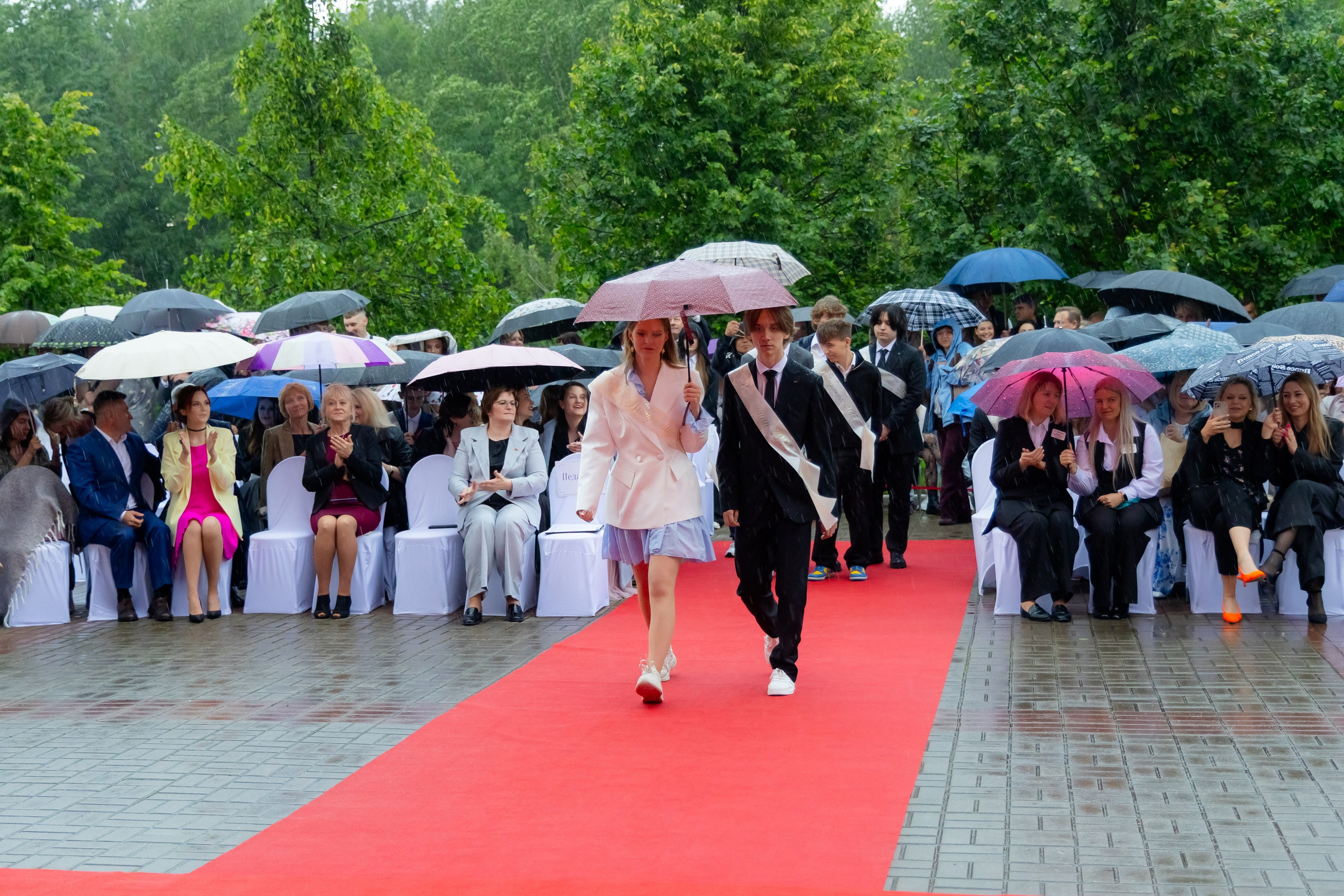 Школьный выпускной 2025 год в Минске, Беларуси. Свадебный фотограф в Минске/Беларуси Сергей Спиридонов