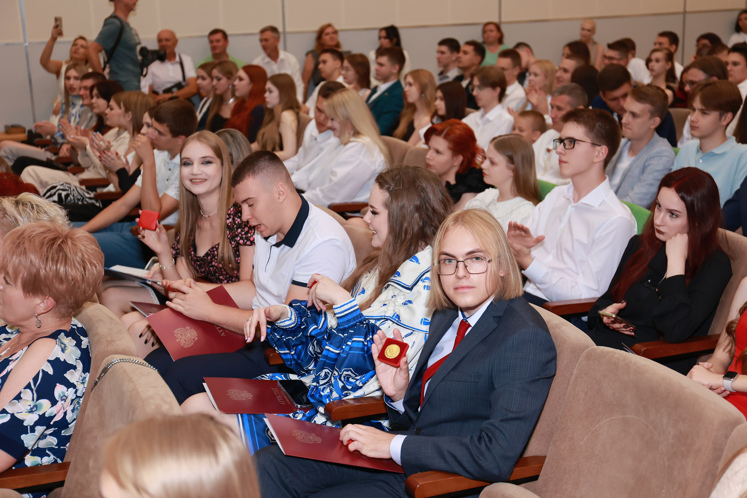 Вручение аттестатов Гимназия 87. Детский семейный фотограф Краснодар