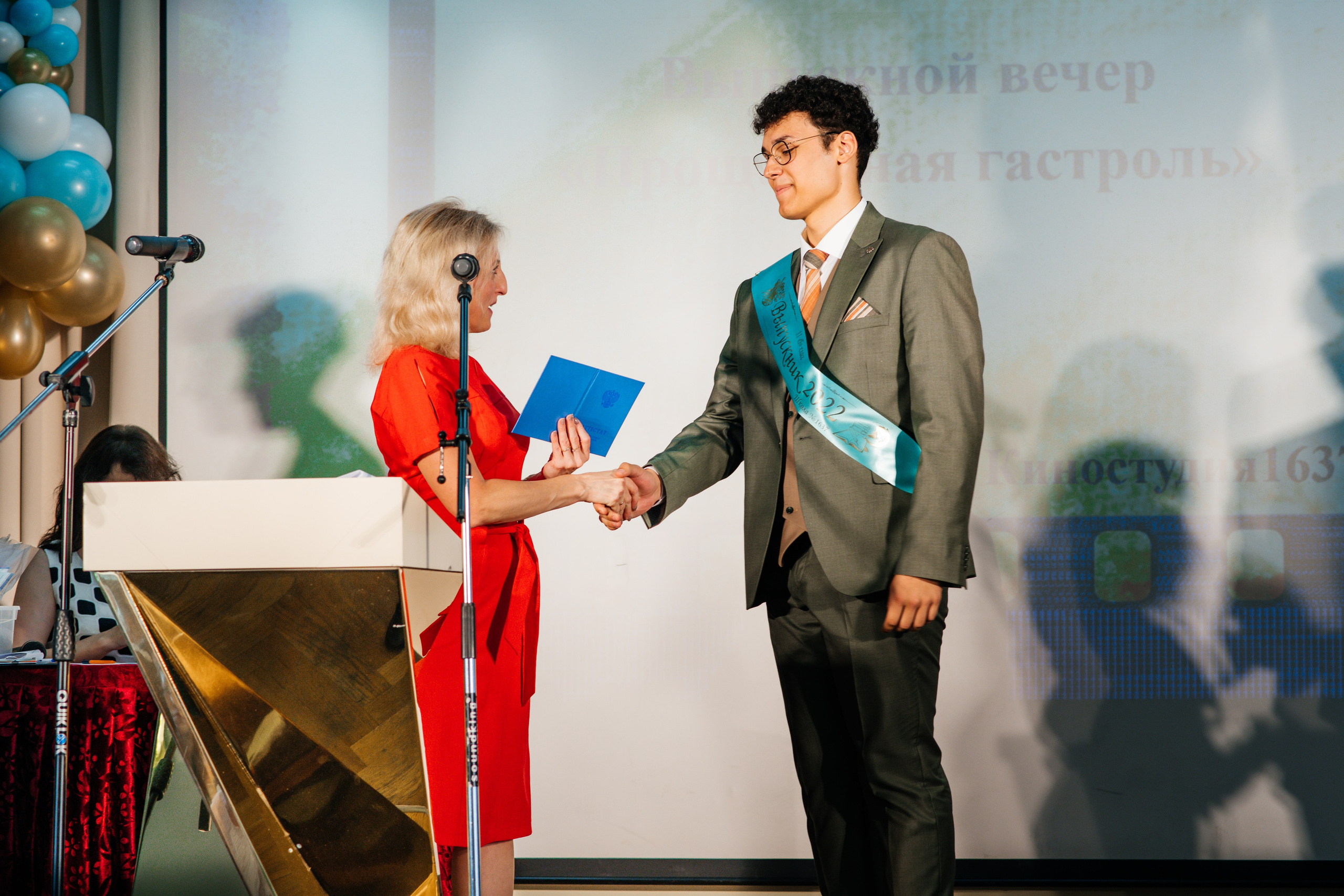 Вручение аттестатов. Выпускные альбомы в Подольске Москве и МО