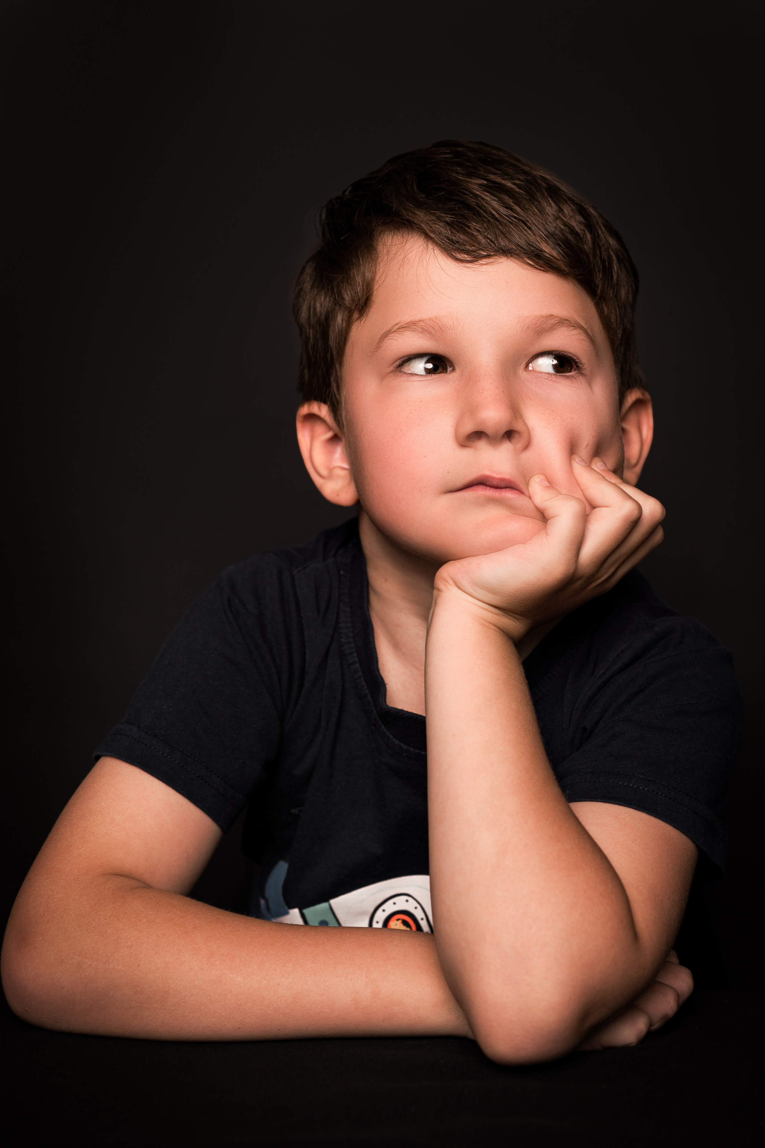 Детский сад, портреты на чёрном фоне. Фотограф Шунова Саша