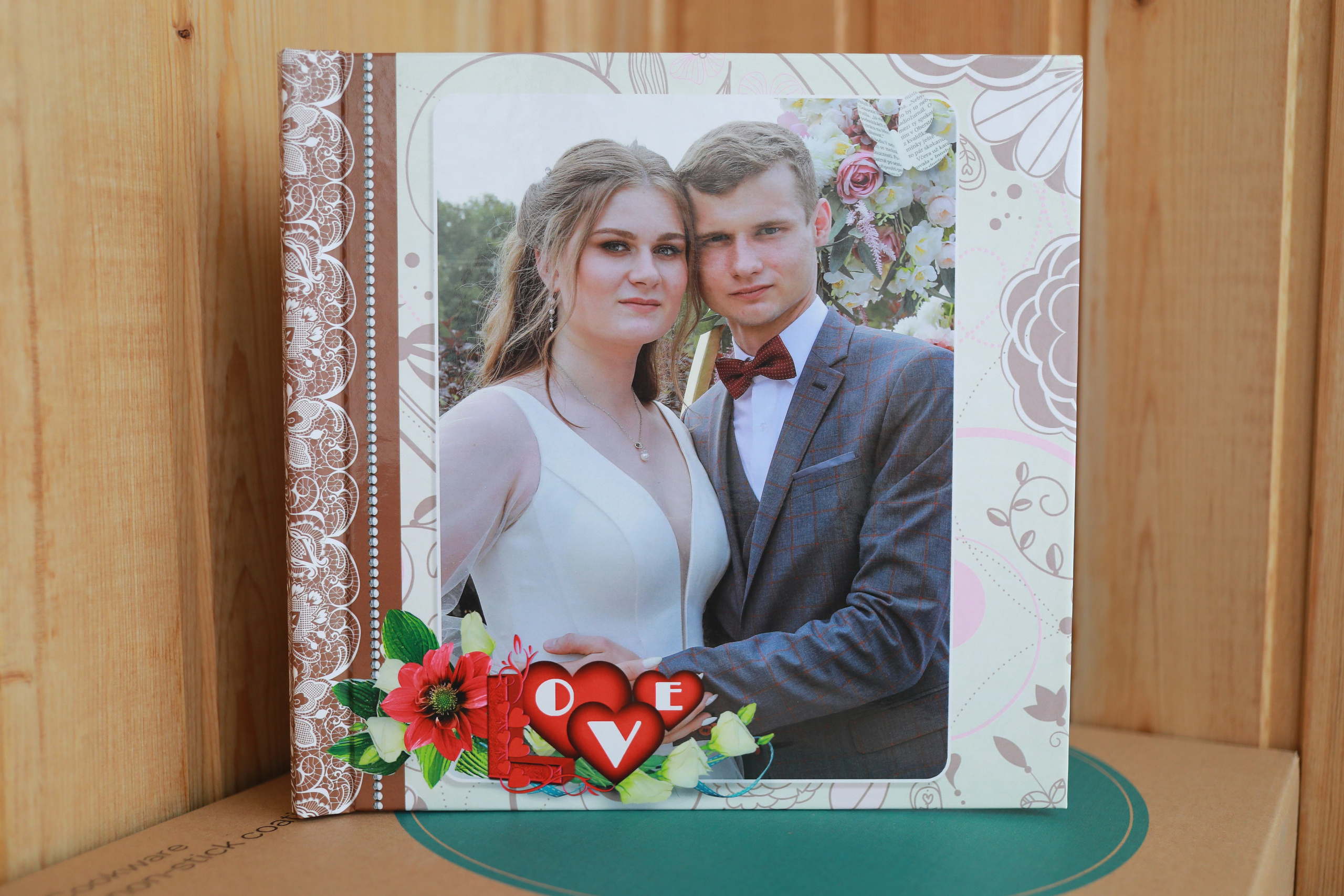 medlori fotobook Фотокниги в Липецке. Свадебная фотокнига «WEDDING DAY» Фотокнига постраничная (от 20 до 40 страниц), цена зависит от количества разворотов. Варианты фотокниг, созданные мной от фотосъёмки до дизайна. Цена: от 7500 руб за 10 разворотов. Обложка жёсткая, листы 350 мг. Фотограф Медведева Лариса.