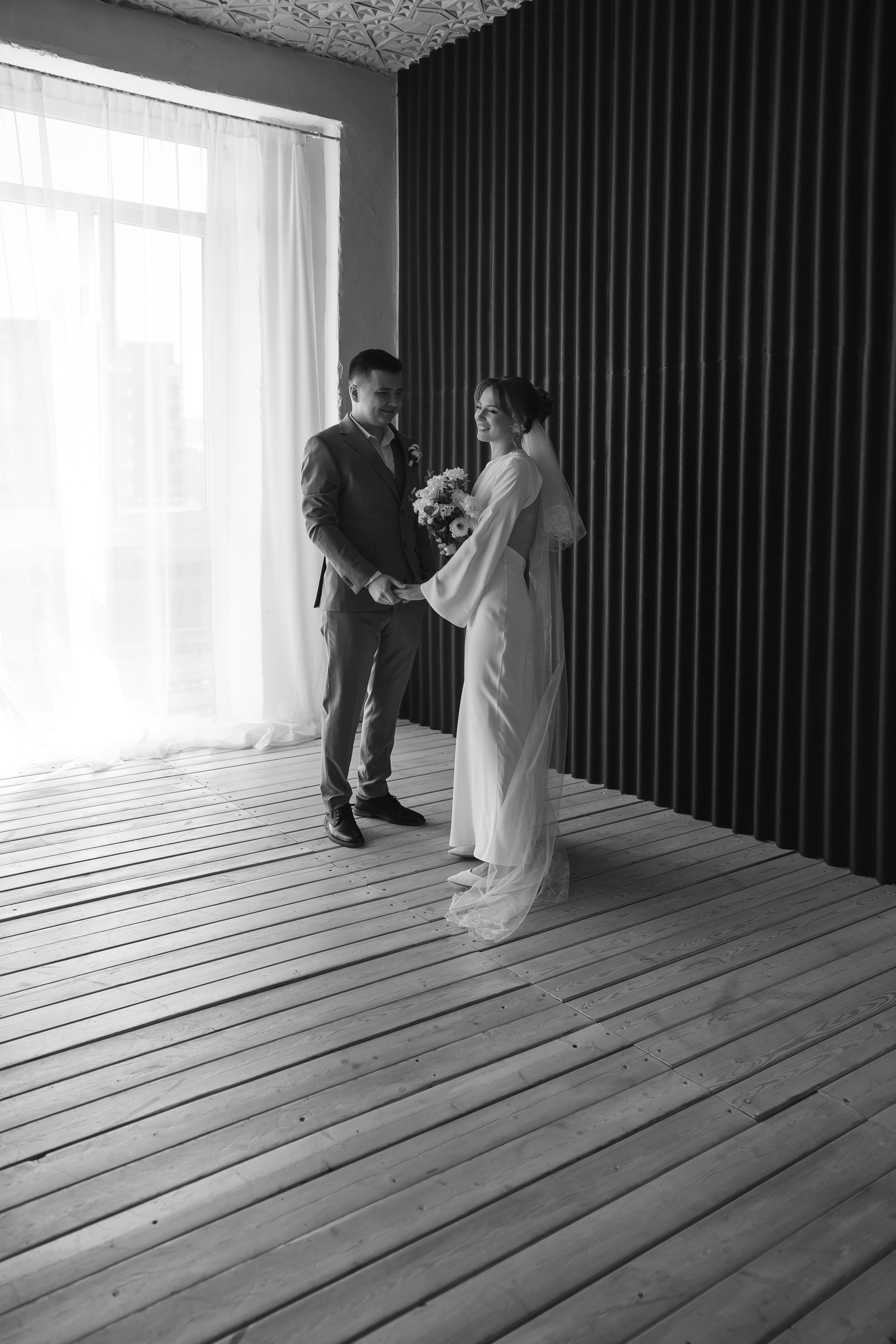 Жених впервые видит невесту в свадебном платье, эмоции от первой встрече, свадебное агентство Красноярск