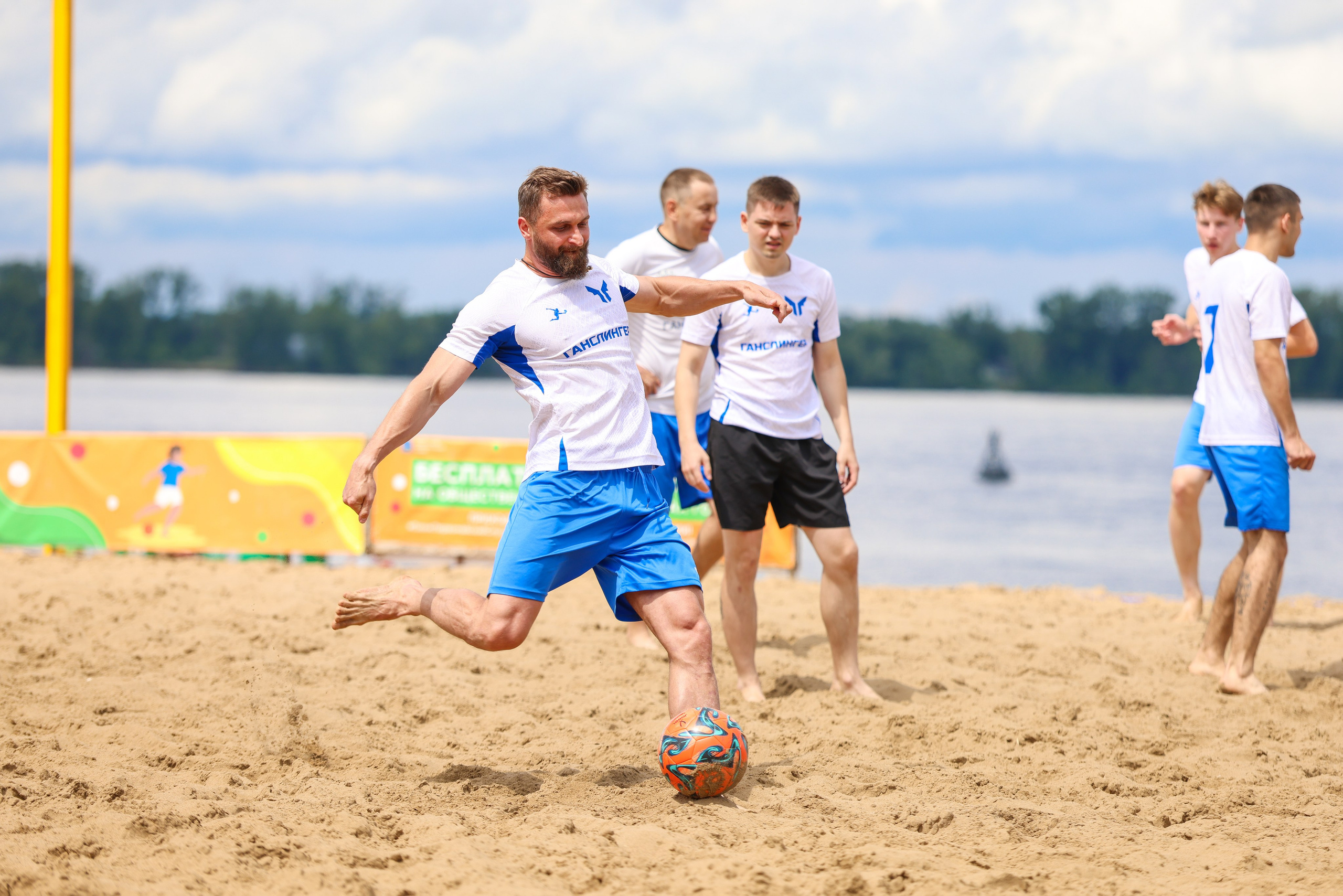 Ганслингер — ABM Втормет. Чемпионат Самарской области по пляжному футболу 2026. Спортивный фотограф в Самаре