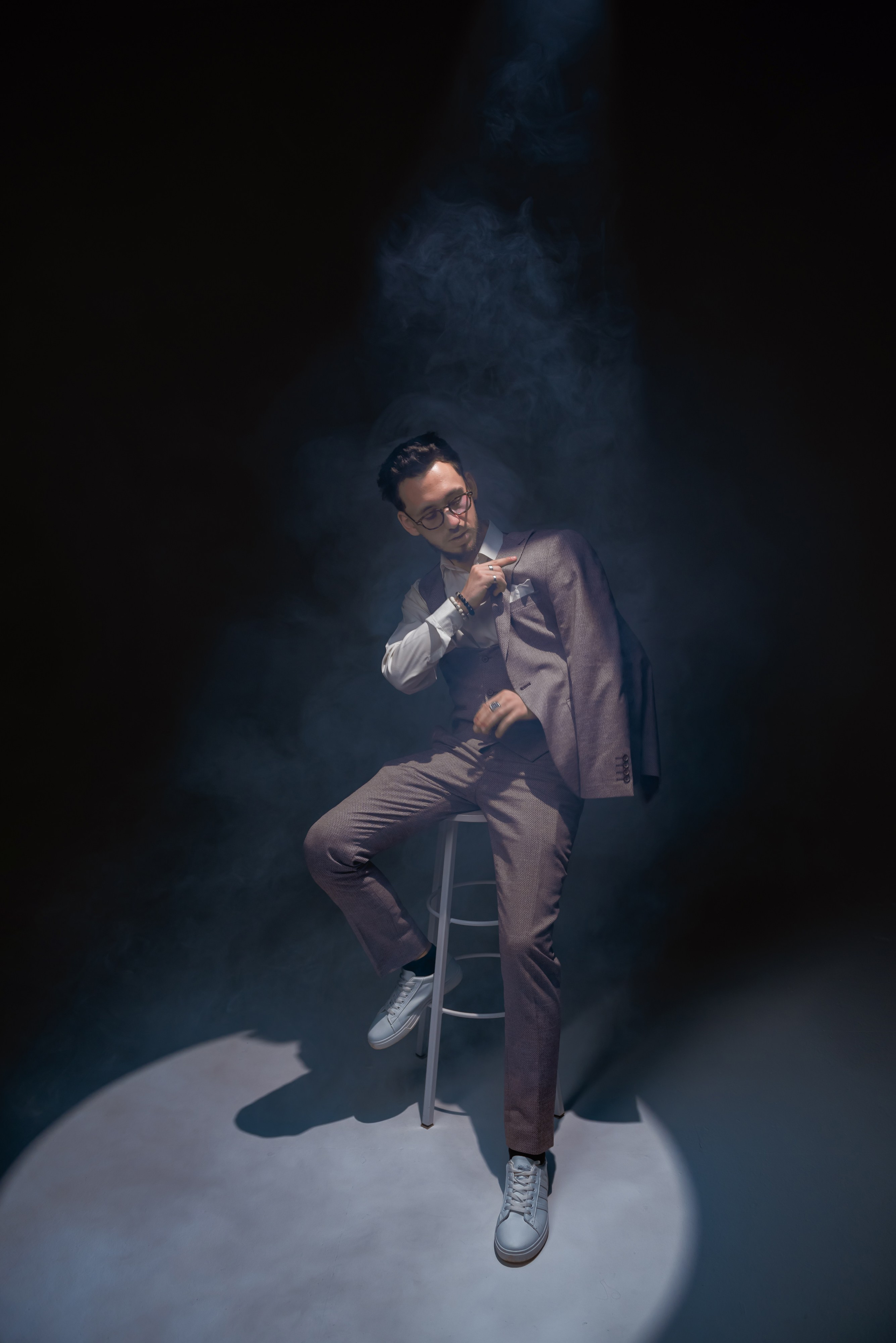 Фотосессия в фотостудии новосибирск, фотосессия в студии, фотосессия на циклорамме, фотосессия со спотлайтом, креативная фотосессия, фотограф новосибирск, фотосессия новосибирск, заказать фотографа в новосибирске, портретный фотограф новосибирск, мужской фотограф новосибирск, фото Юлия Туманова, портретное фото, креативный фотограф, организация фотосессии, фотосессия с дымом, фотосессия для мужчины, мужская фотосессия