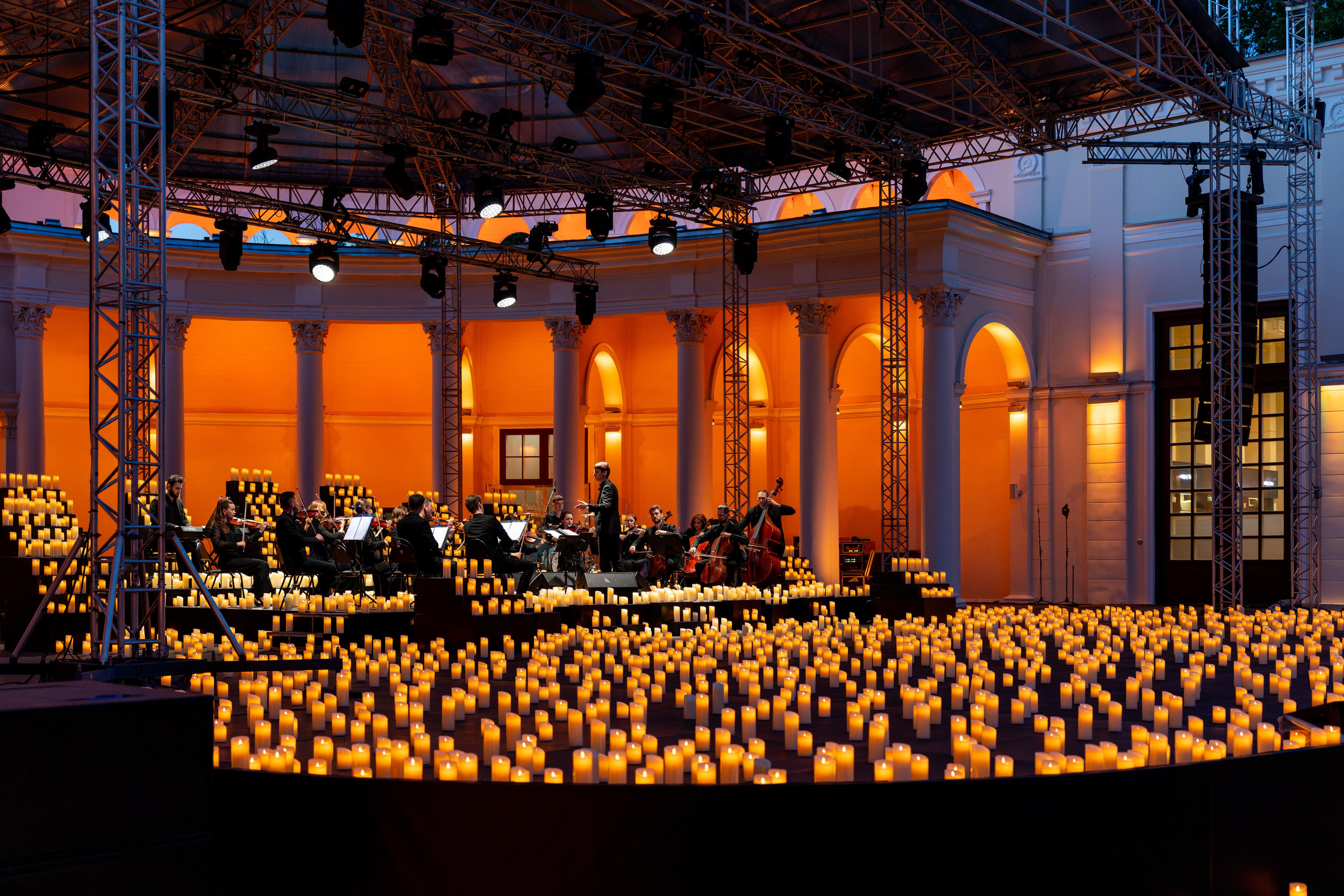 Симфонический оркестр Lumisfera при свечах. Фотограф Никита Комаров