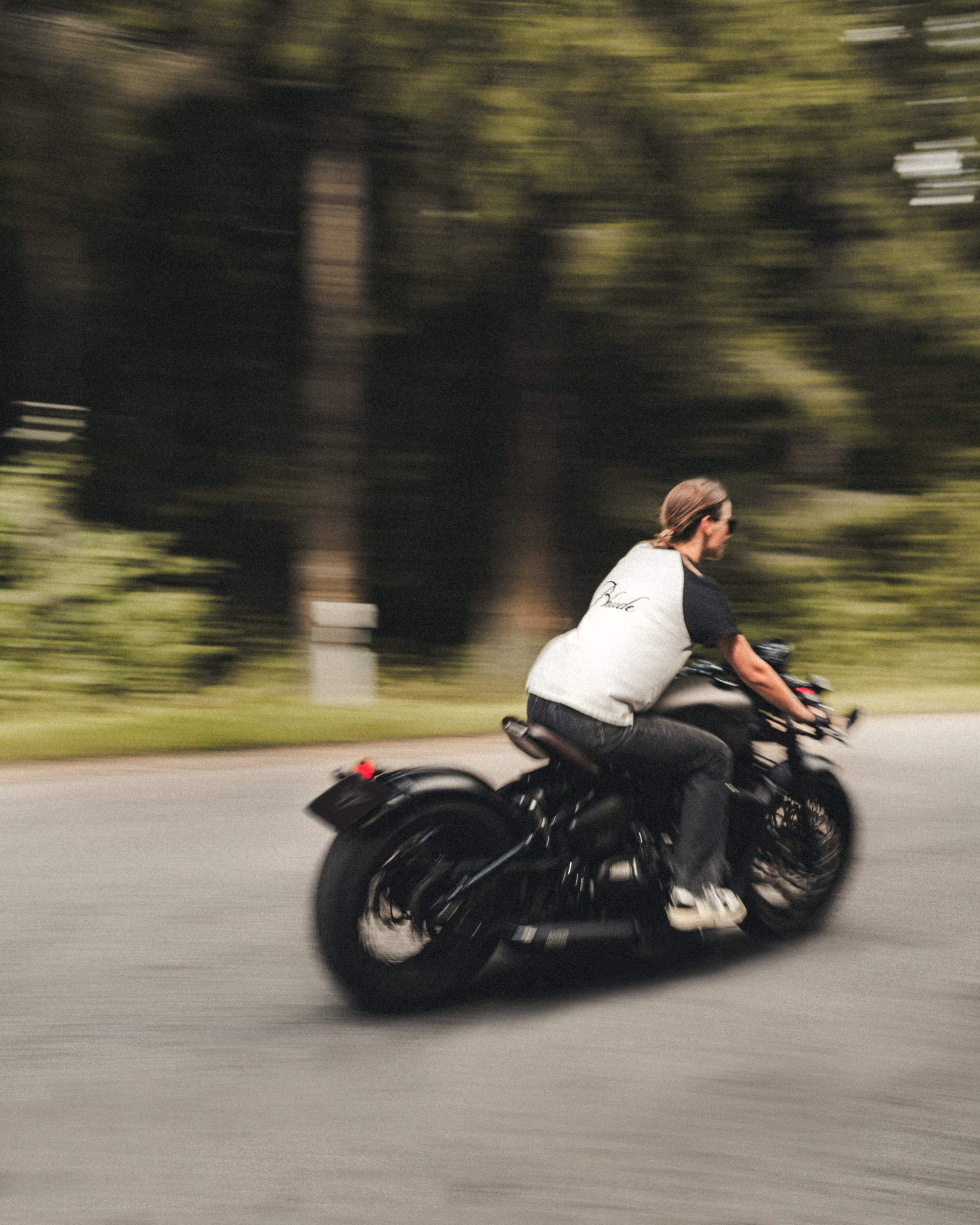 Портретная фотосессия с мотоциклом Triumph Bobber 1200. Фотограф Илья К. в Москве