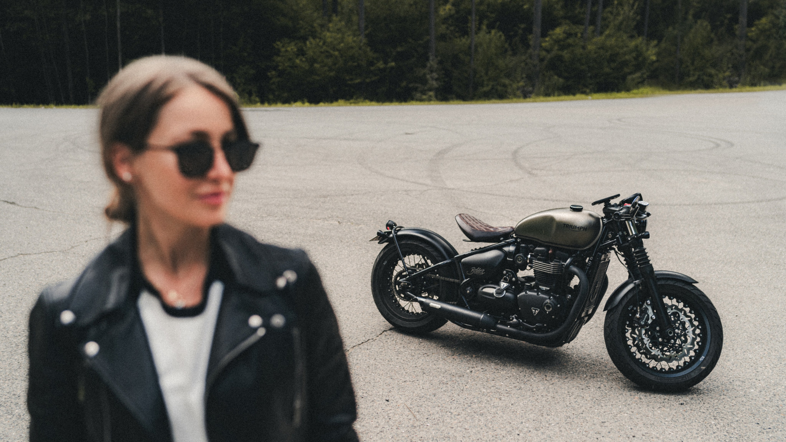 Портретная фотосессия с мотоциклом Triumph Bobber 1200. Фотограф Илья К. в Москве