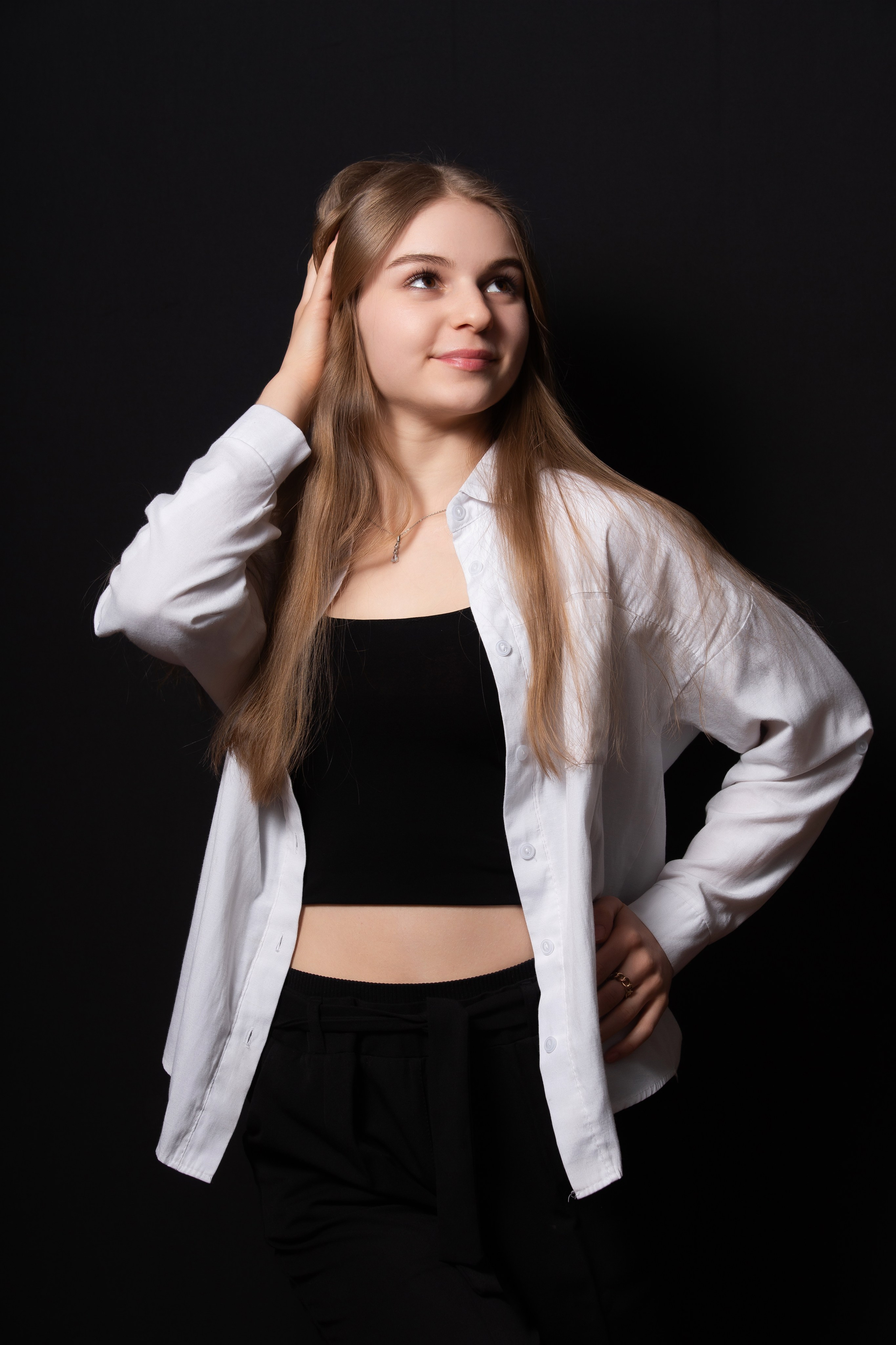 Портретная фотосессия для учеников 9 класса на чёрном фоне | Школьный фотограф Николай Богатырёв | Твой альбом / Твои правила. ТВОЙ АЛЬБОМ / ТВОИ ПРАВИЛА