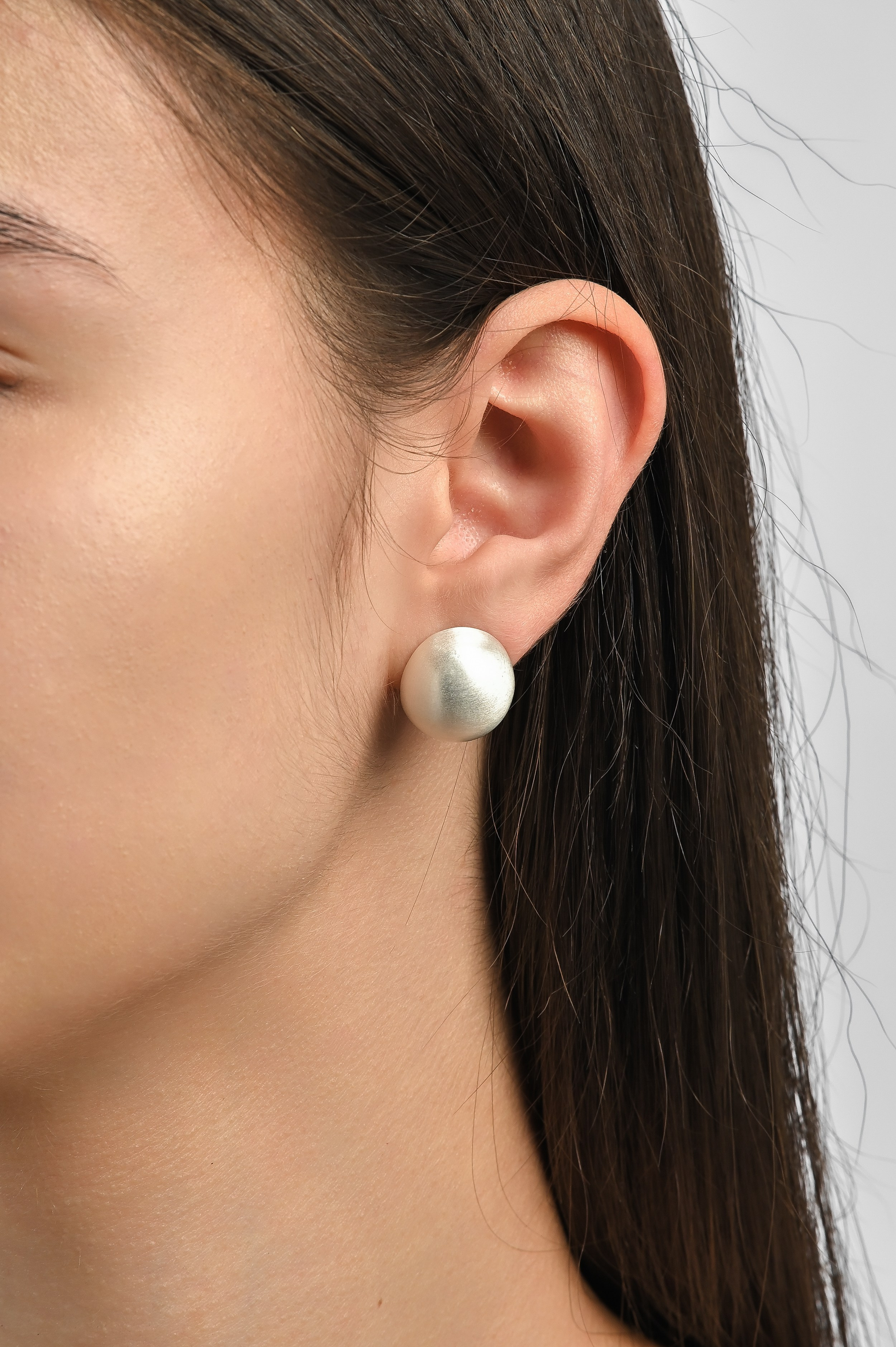 Серьги на ушах модели — фотосъёмка для Wildberries на белом фоне