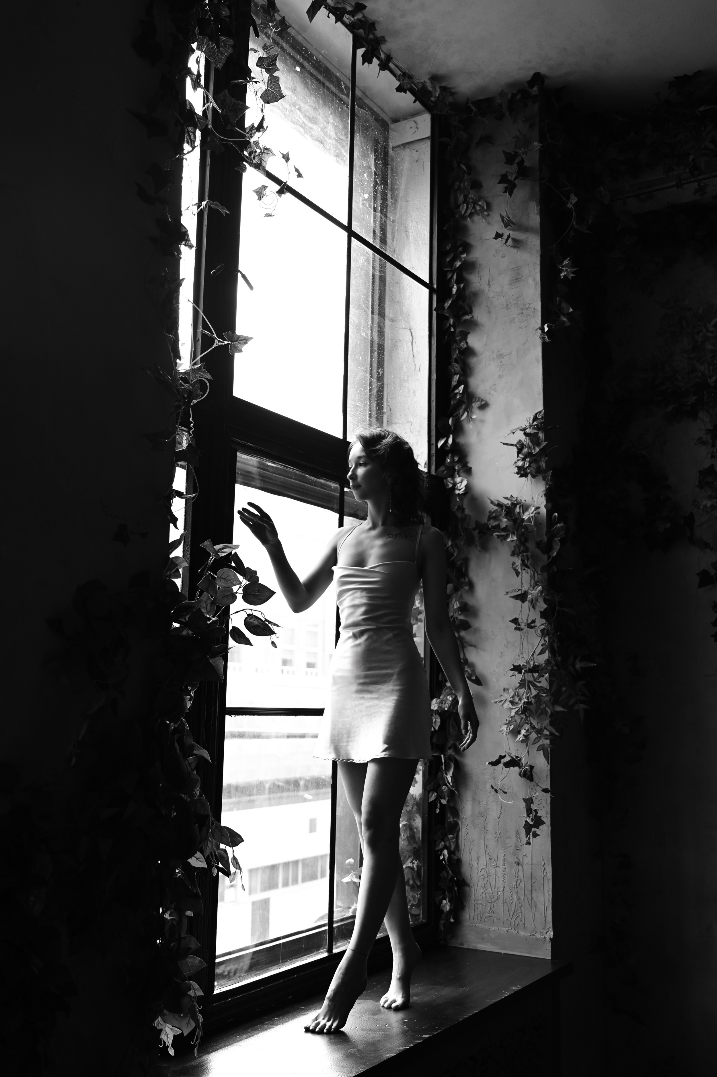Художественная фотосессия с девушкой в чёрно-белом стиле у старинного окна, фотограф Алексей Клейменов