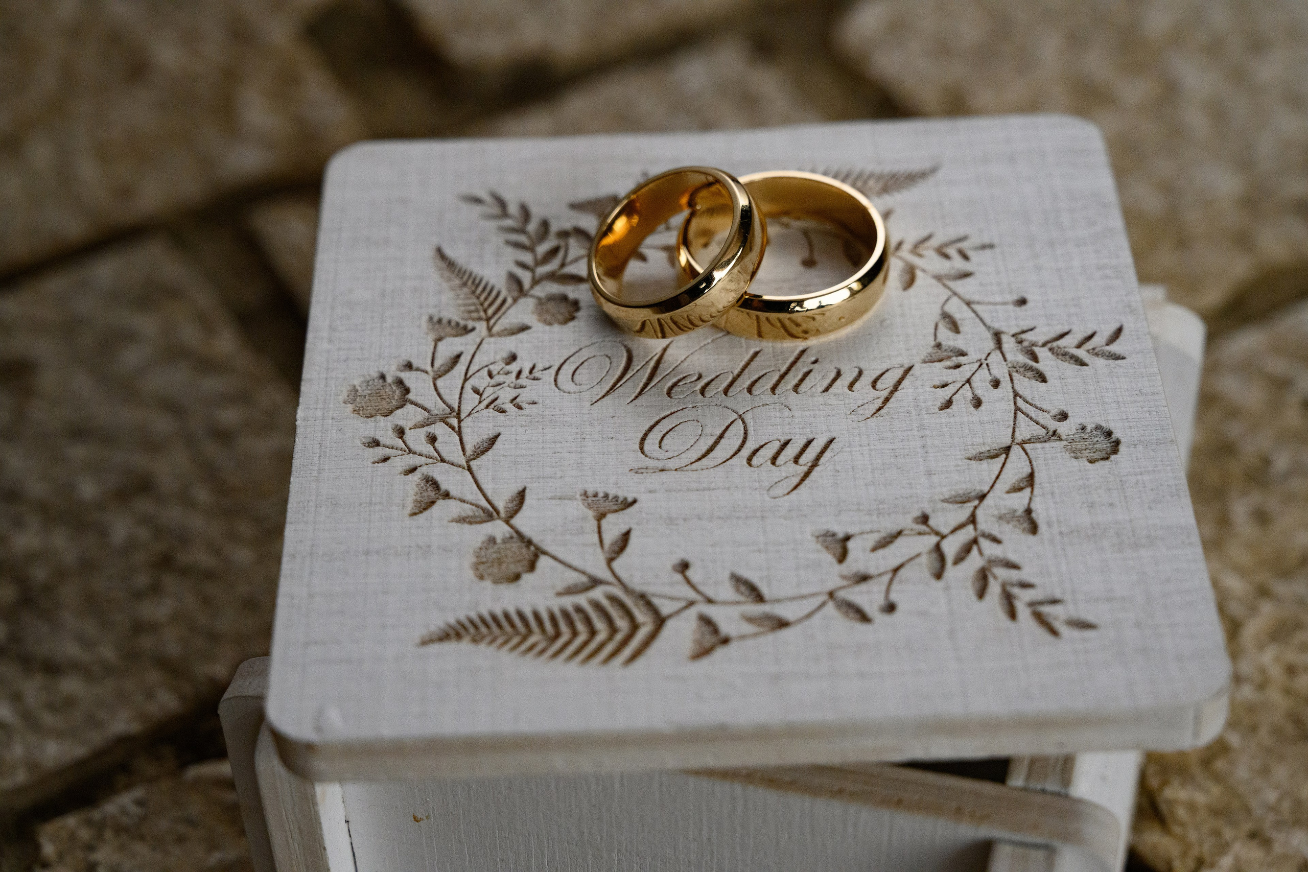 Обручальные кольца.