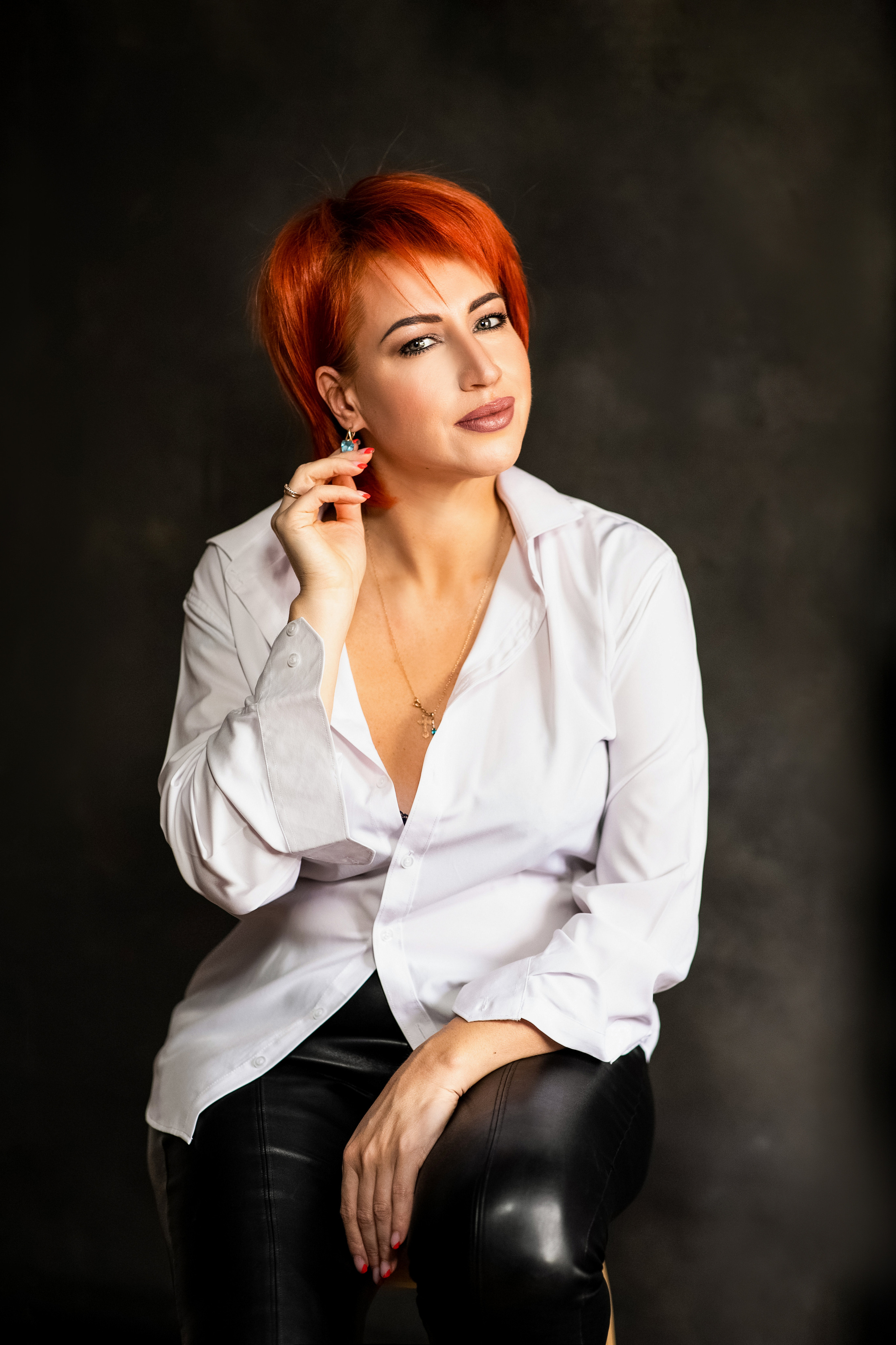 рыжая секусуалья  женщина с короткими волосами