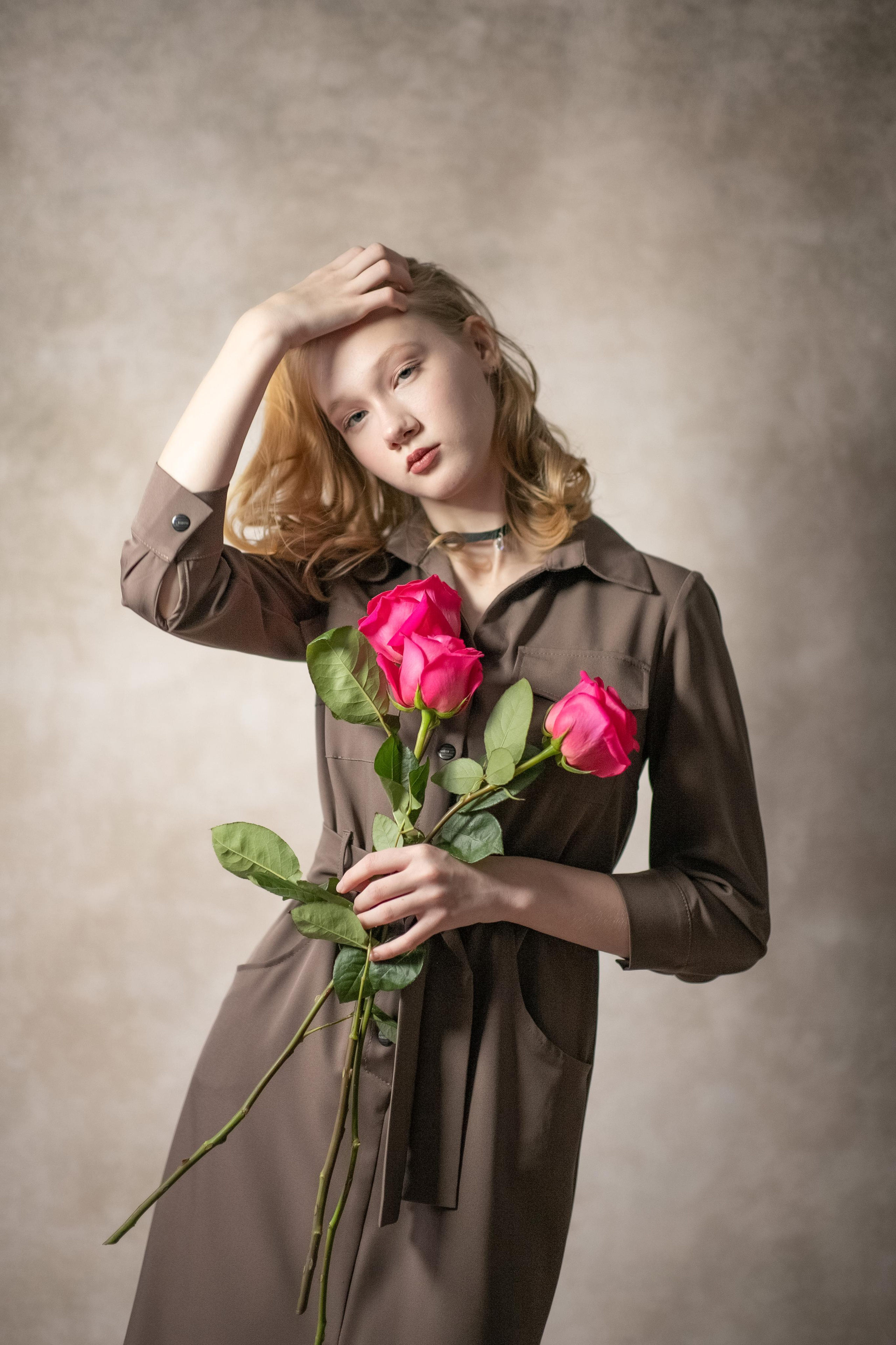 девушка юная с розовыми розами нежность