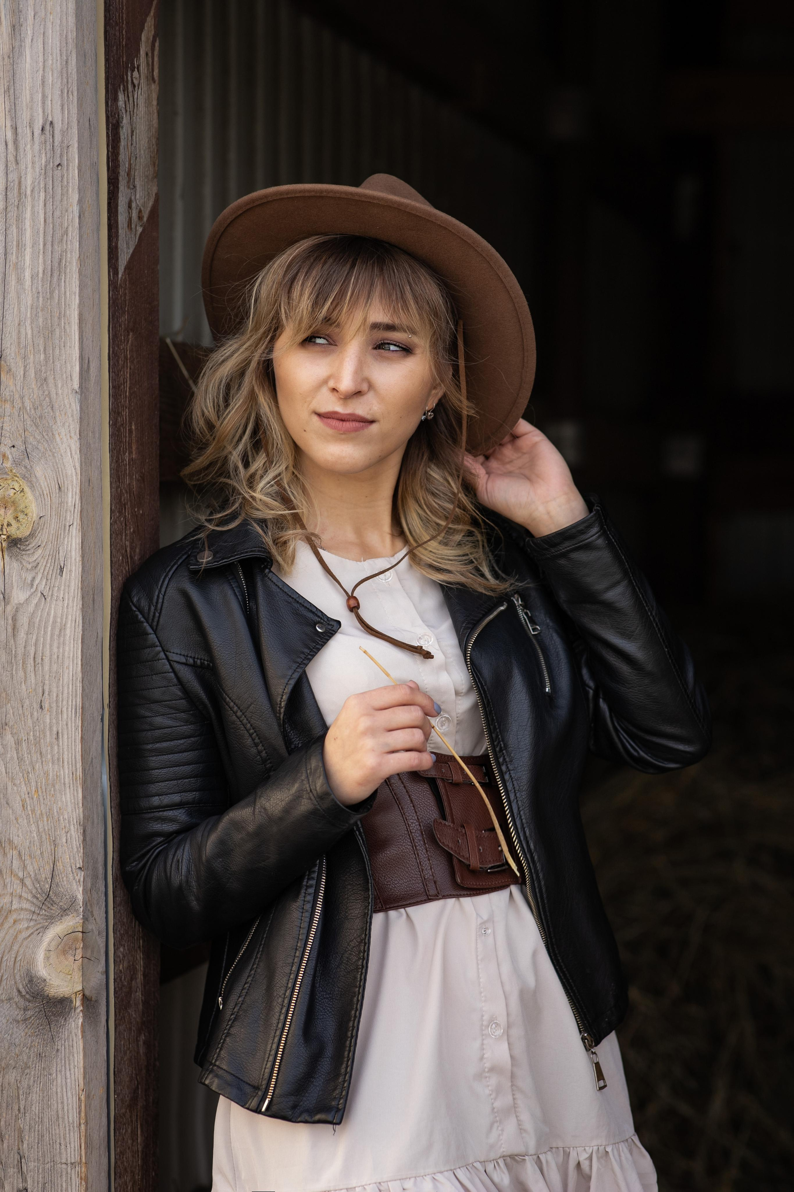 девушка в шляпе на конеферме