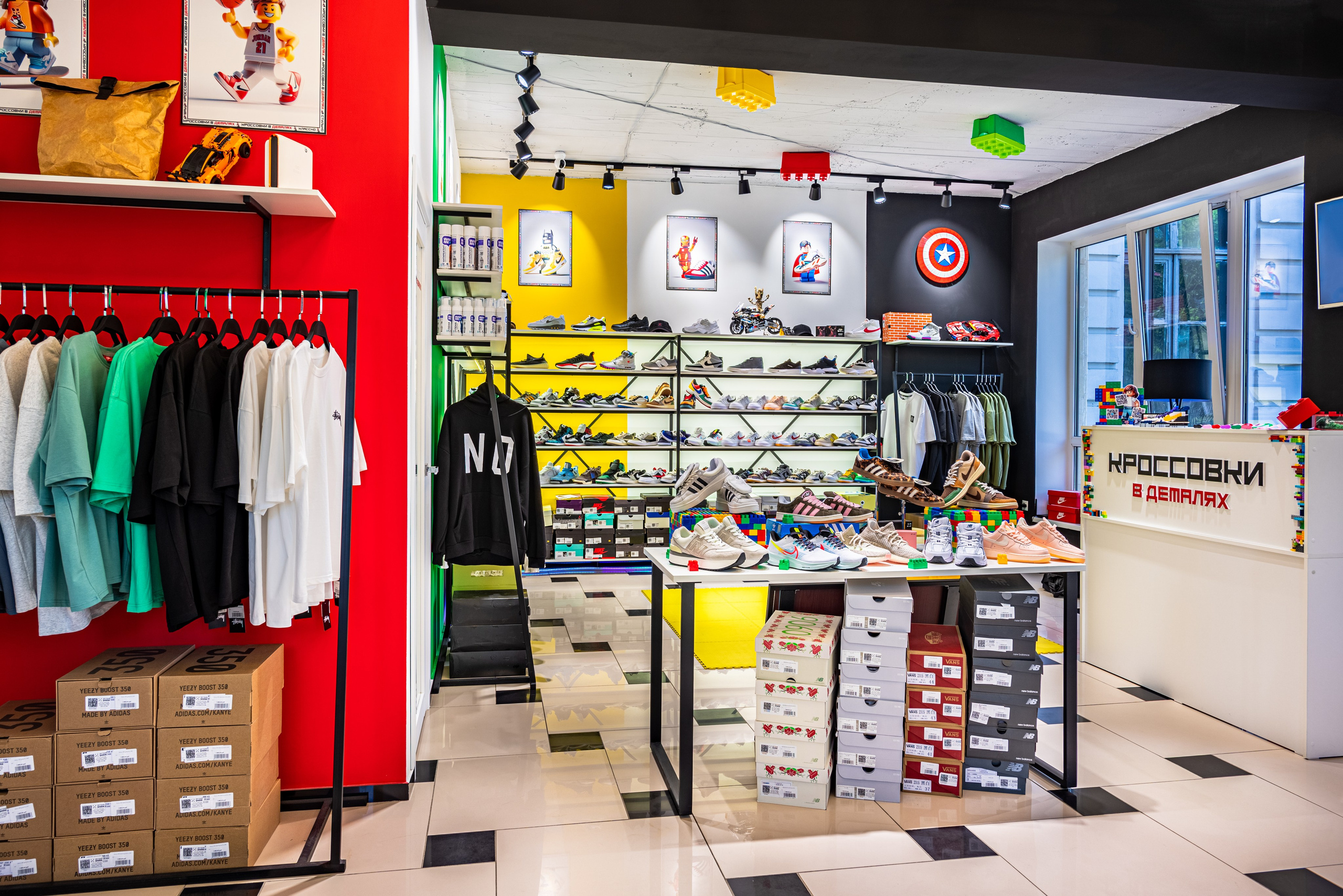 Интерьер. Магазин кроссовок. Предметный фотограф, фото для маркетплейсов Пятигорск, КМВ
