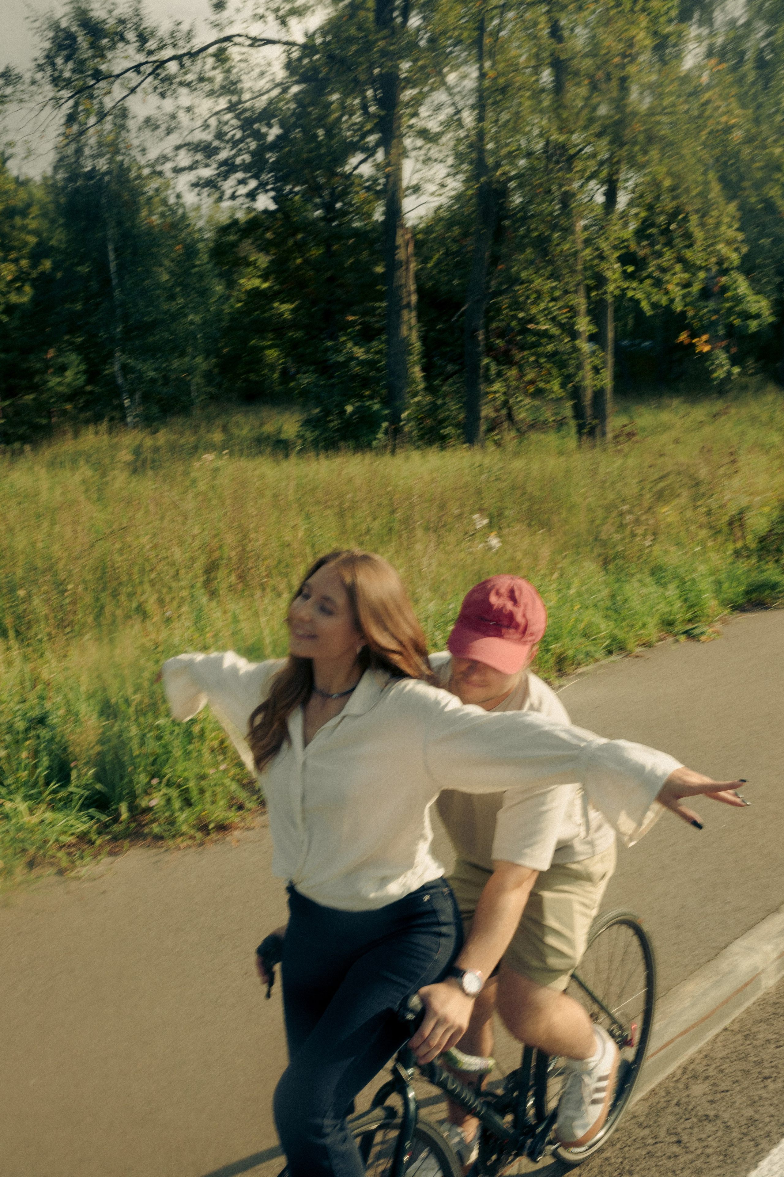 Прогулка по лесу на велосипедах. Свадебный фотограф Казань