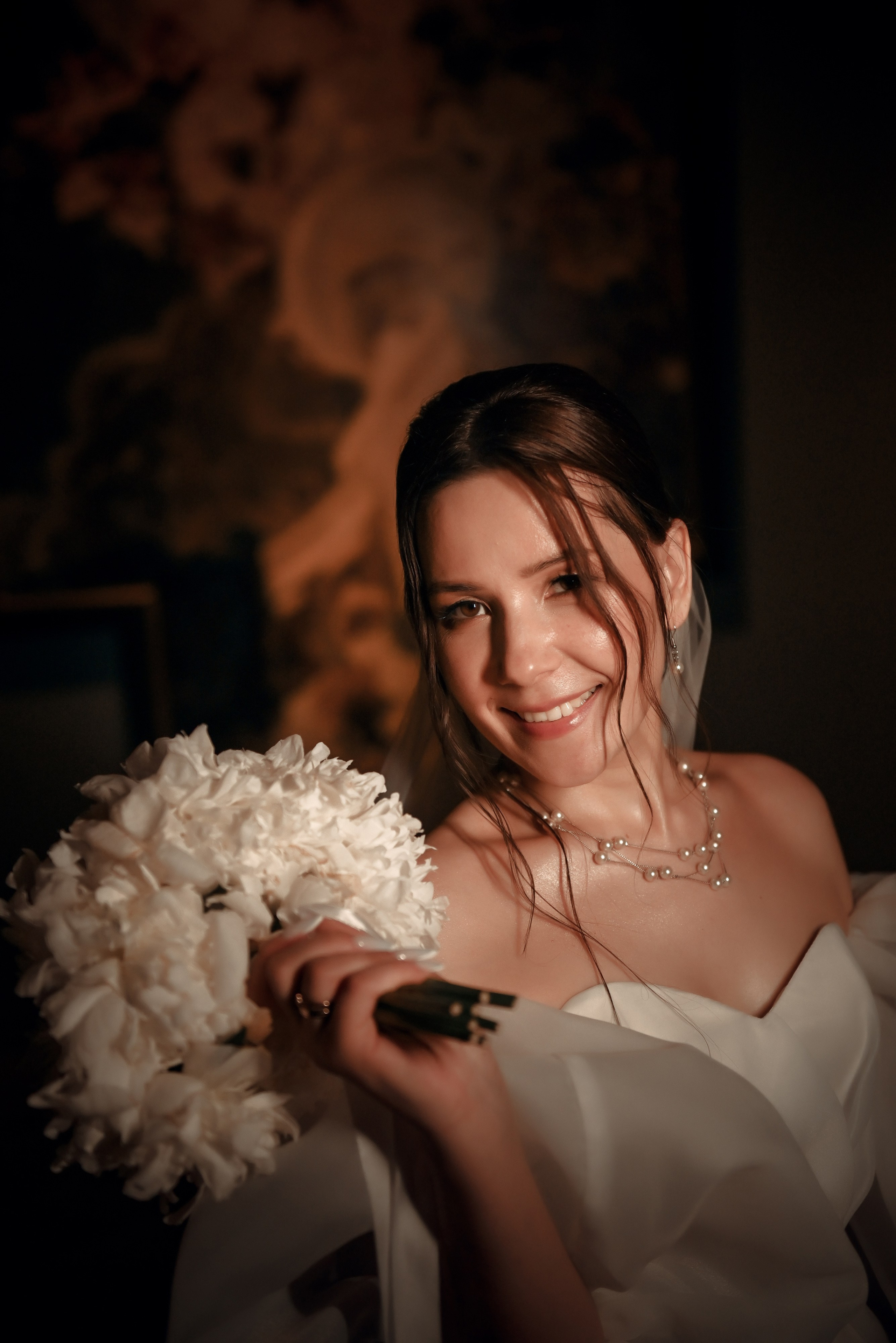 Небольшая свадебная серия в музее и прогулкой под дождем Эльмиры и Ризата. Свадебный, семейный, детский, контент фотограф в Омске Максим Ильин