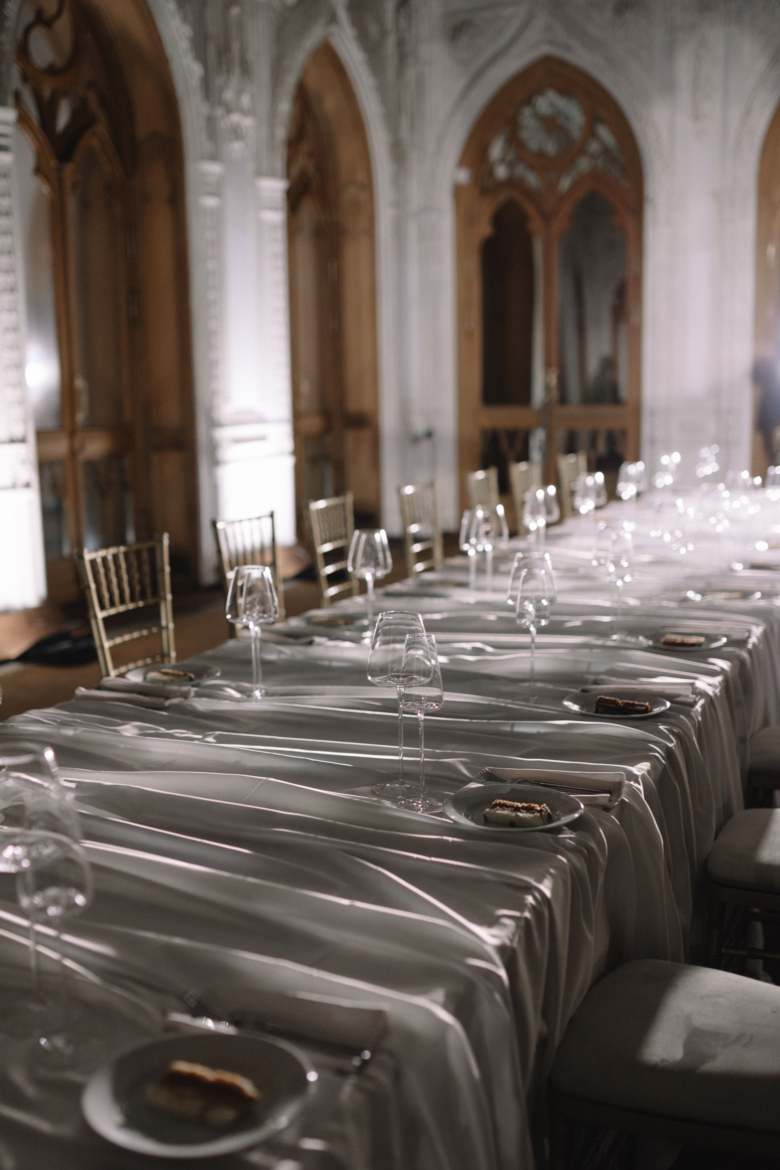 Портьеры театра медленно раздвигаются, открывая прекрасный балет, символ гармонии и единения душ.