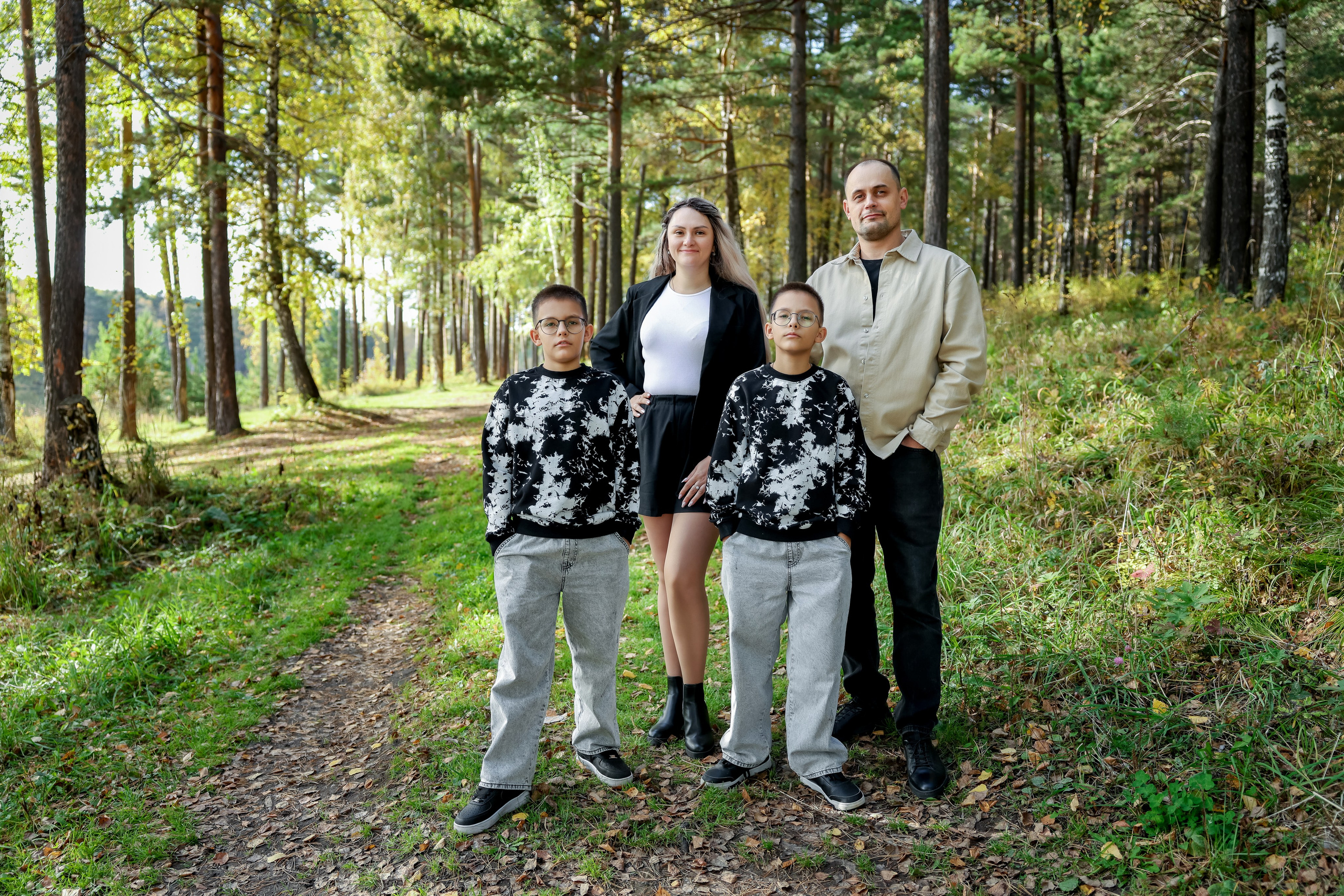 Семейная осенняя прогулочная фотосессия 2025