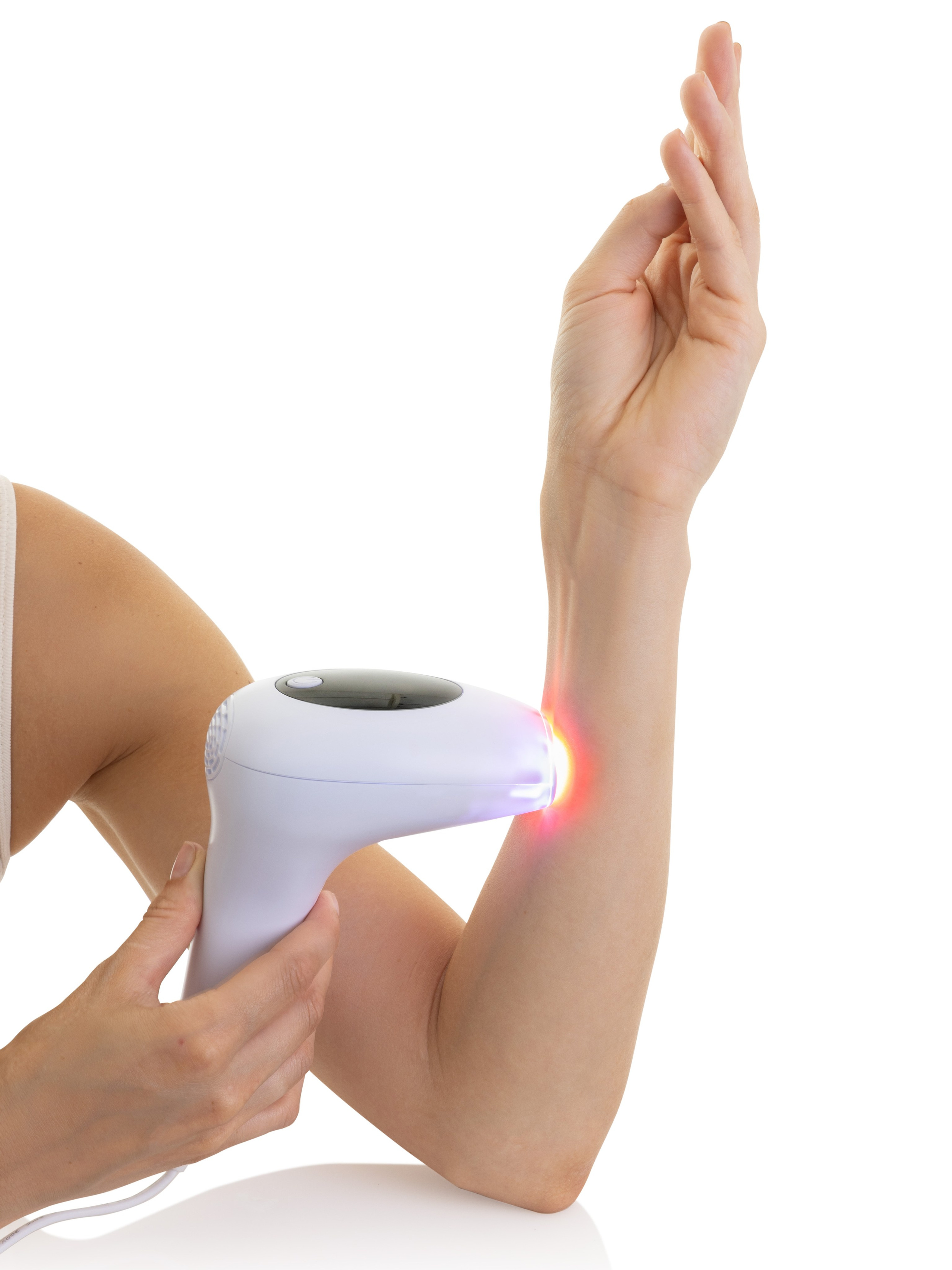 Модель использует эпилятор на руке | Фото для онлайн-магазина