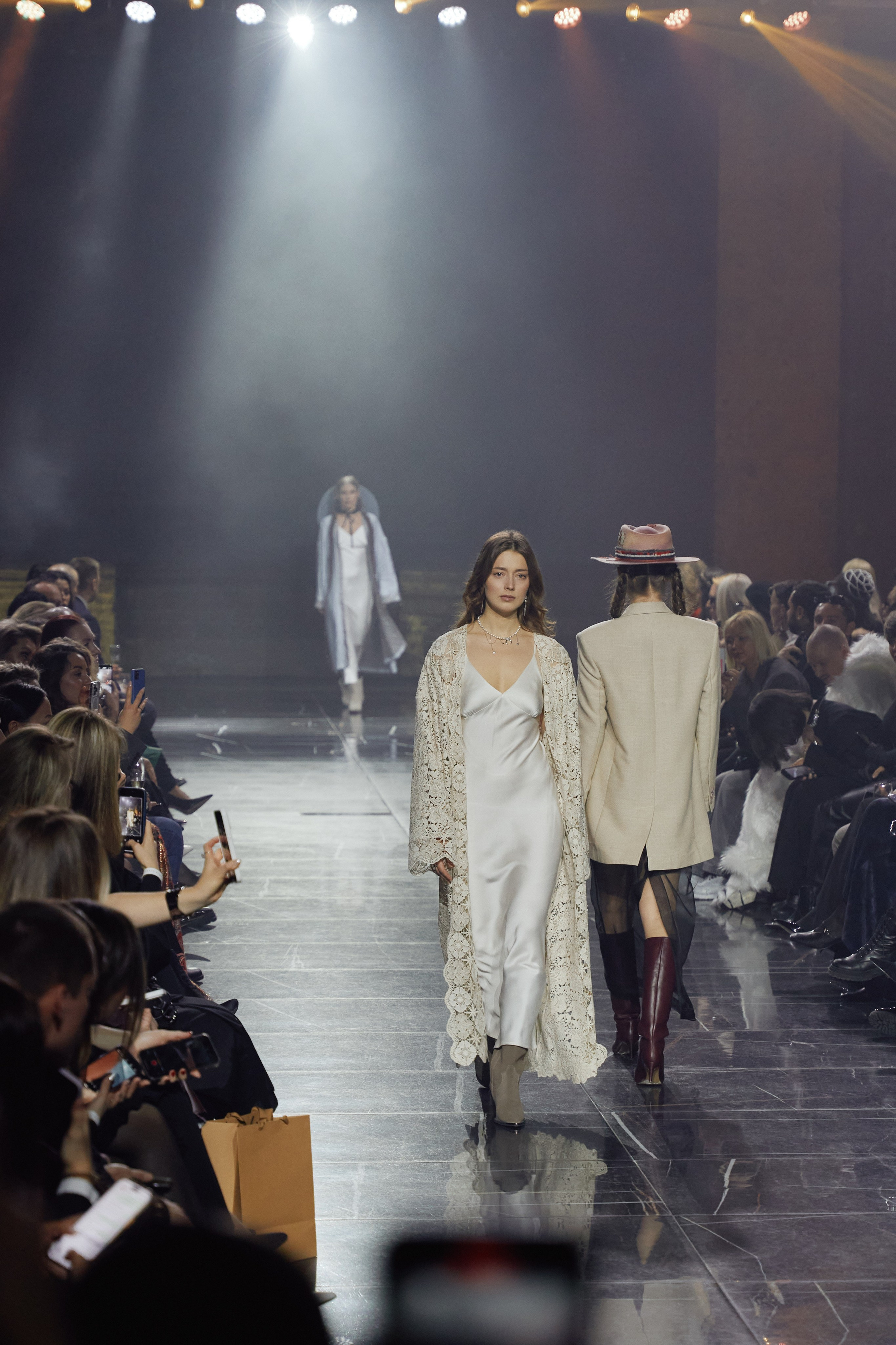 Показ KAMERGER | ODETTA. Свадебный фотограф и видеограф из Санкт-Петербурга Агарков Никита