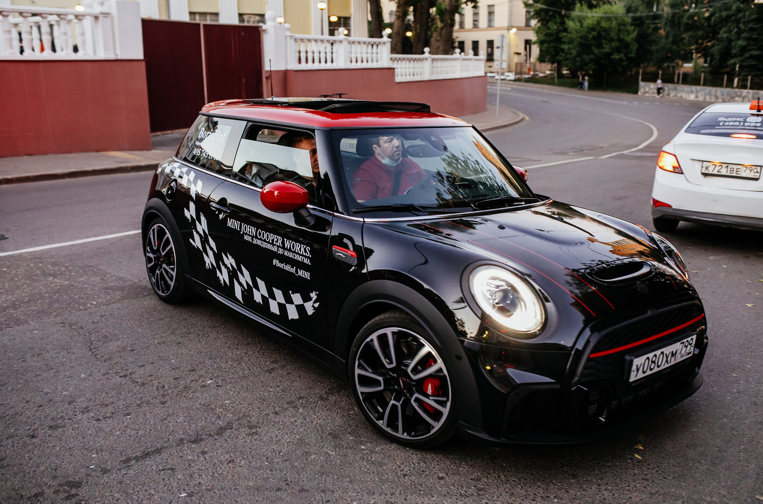 New MINI Cooper в Гоголь Центре. Репортажный, event, концертный и backstage фотограф из Москвы Виталий Кривцов