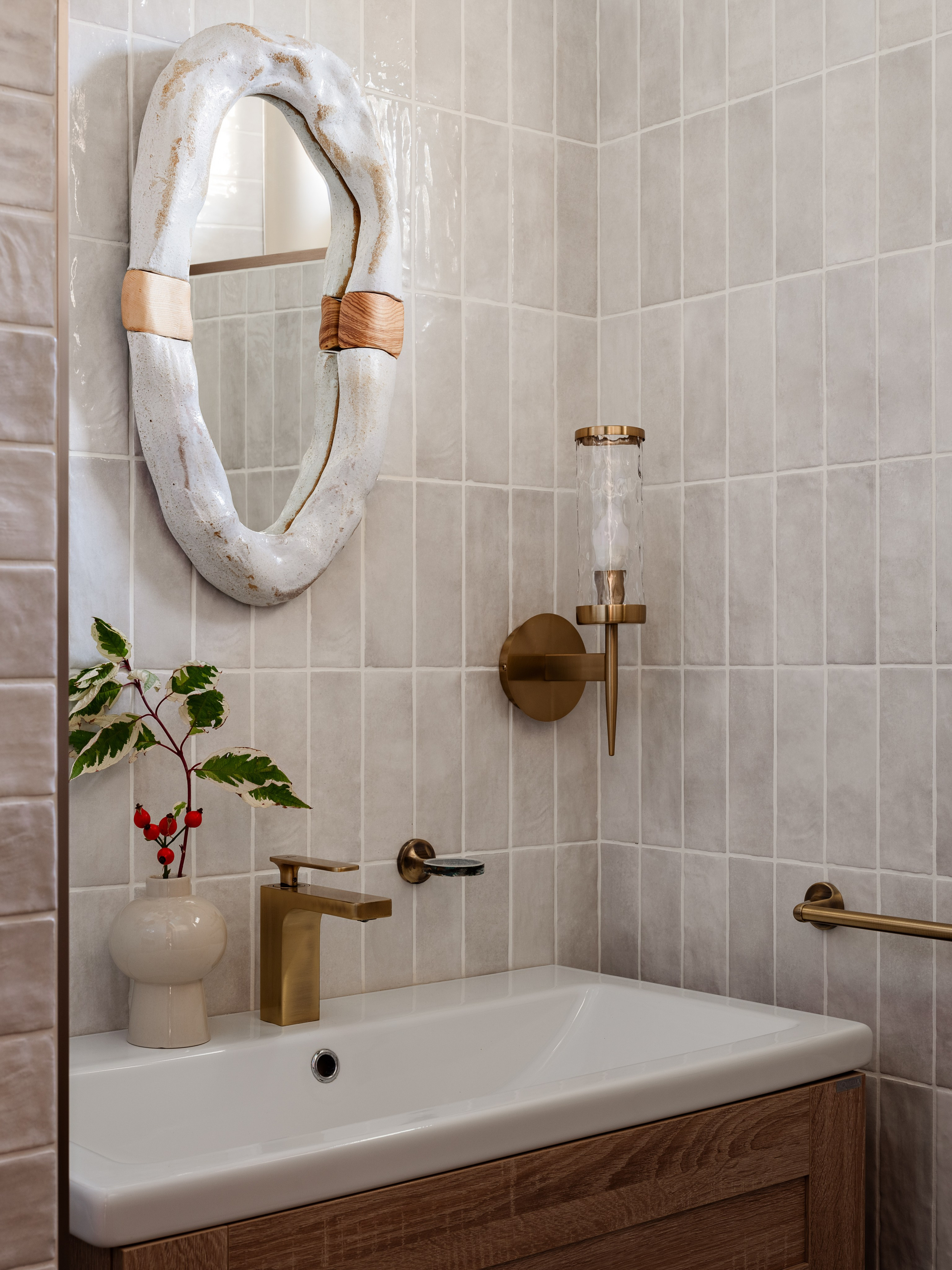 Стильный санузел с раковиной, латунным смесителем и оригинальным зеркалом в керамической раме, оформленный дизайнером Наталией Шелепниковой при поддержке стилиста Софии Калбазовой, снятый фотографом Сергеем Денисенко для интерьерного портфолио.