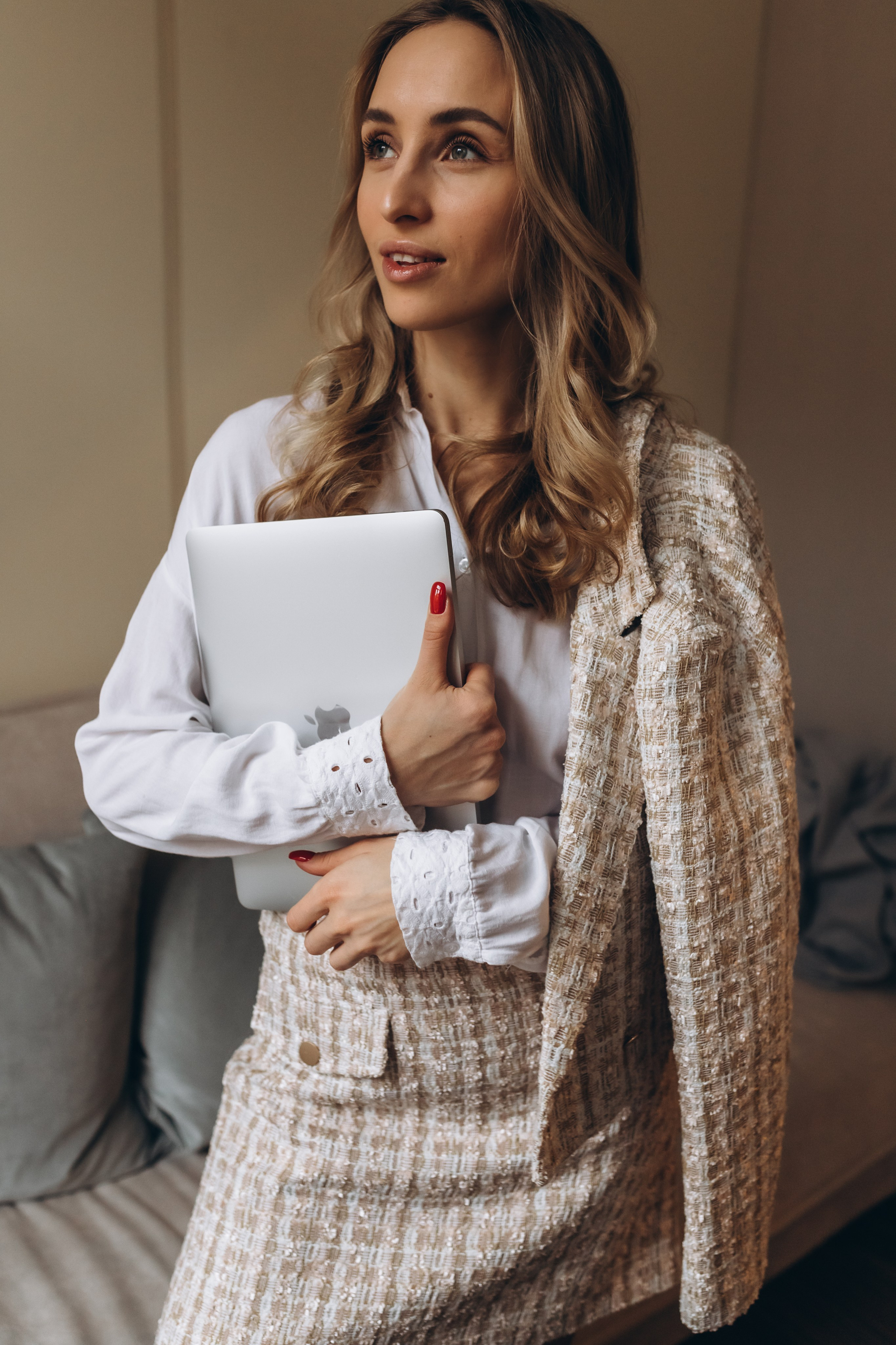 девушка стоит у окна с ноутбуком мягкий свет