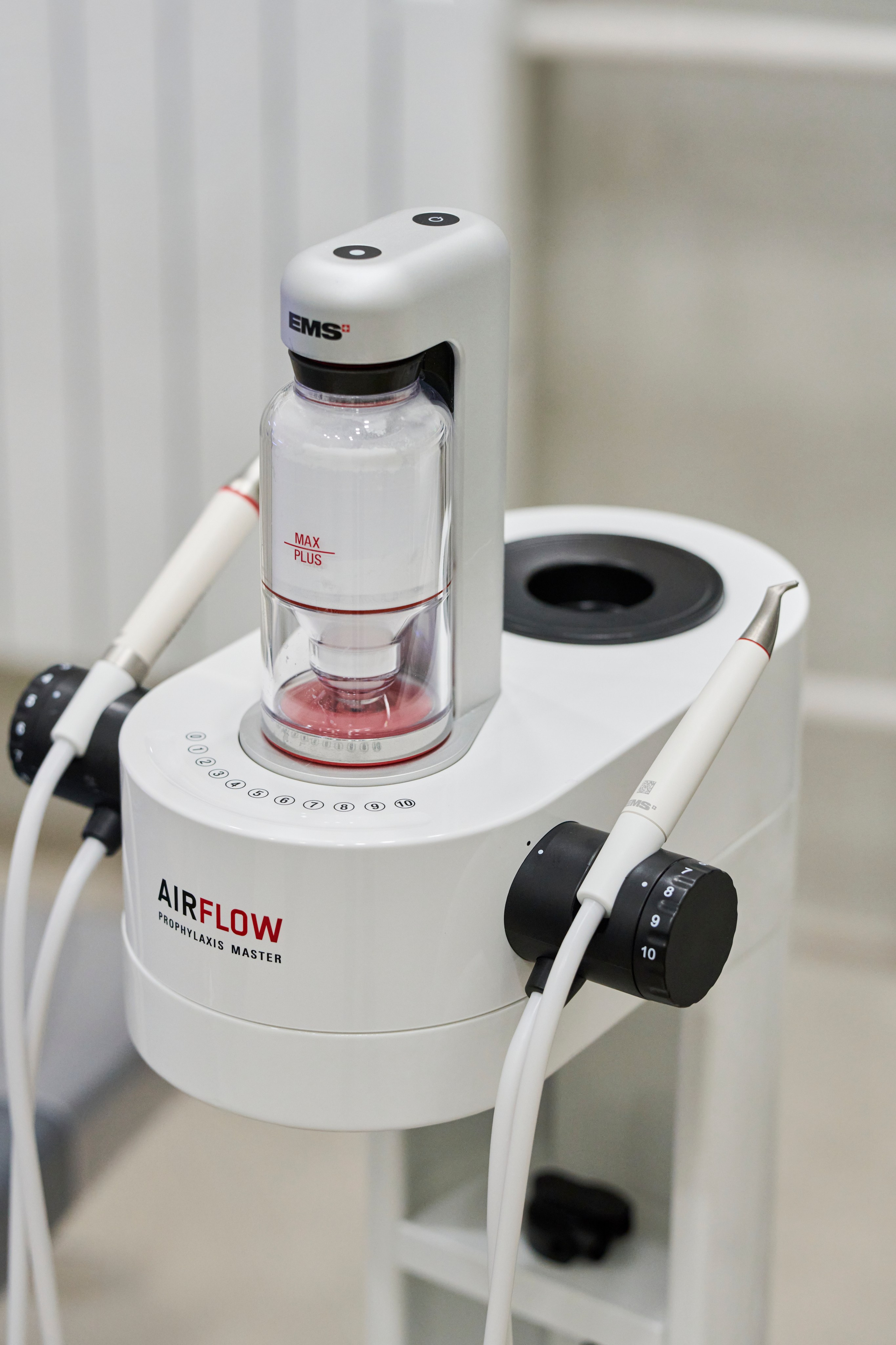 Медицинский аппарат на тумбе, крупный план корпуса