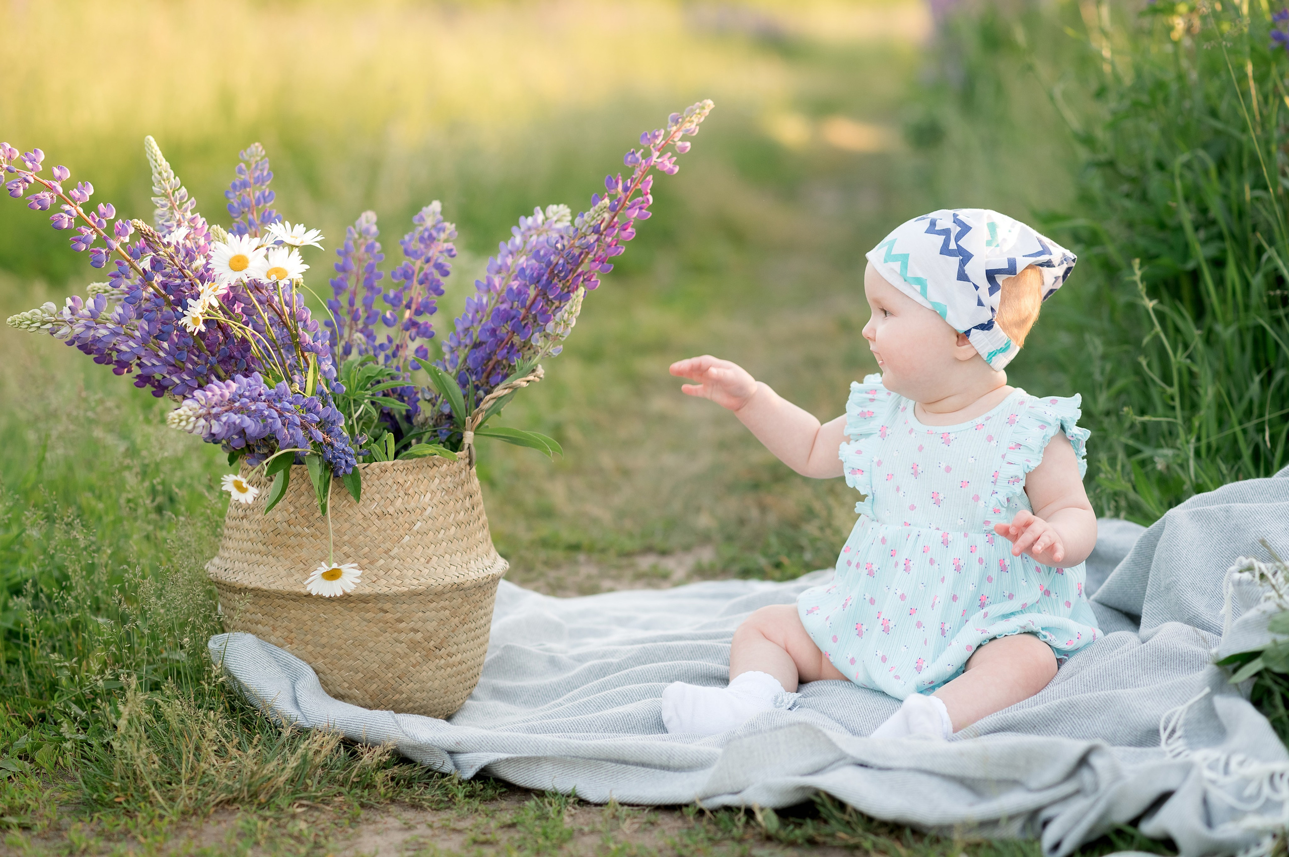 Уличная летняя фотосессия мамы и малышки в люпиновом поле