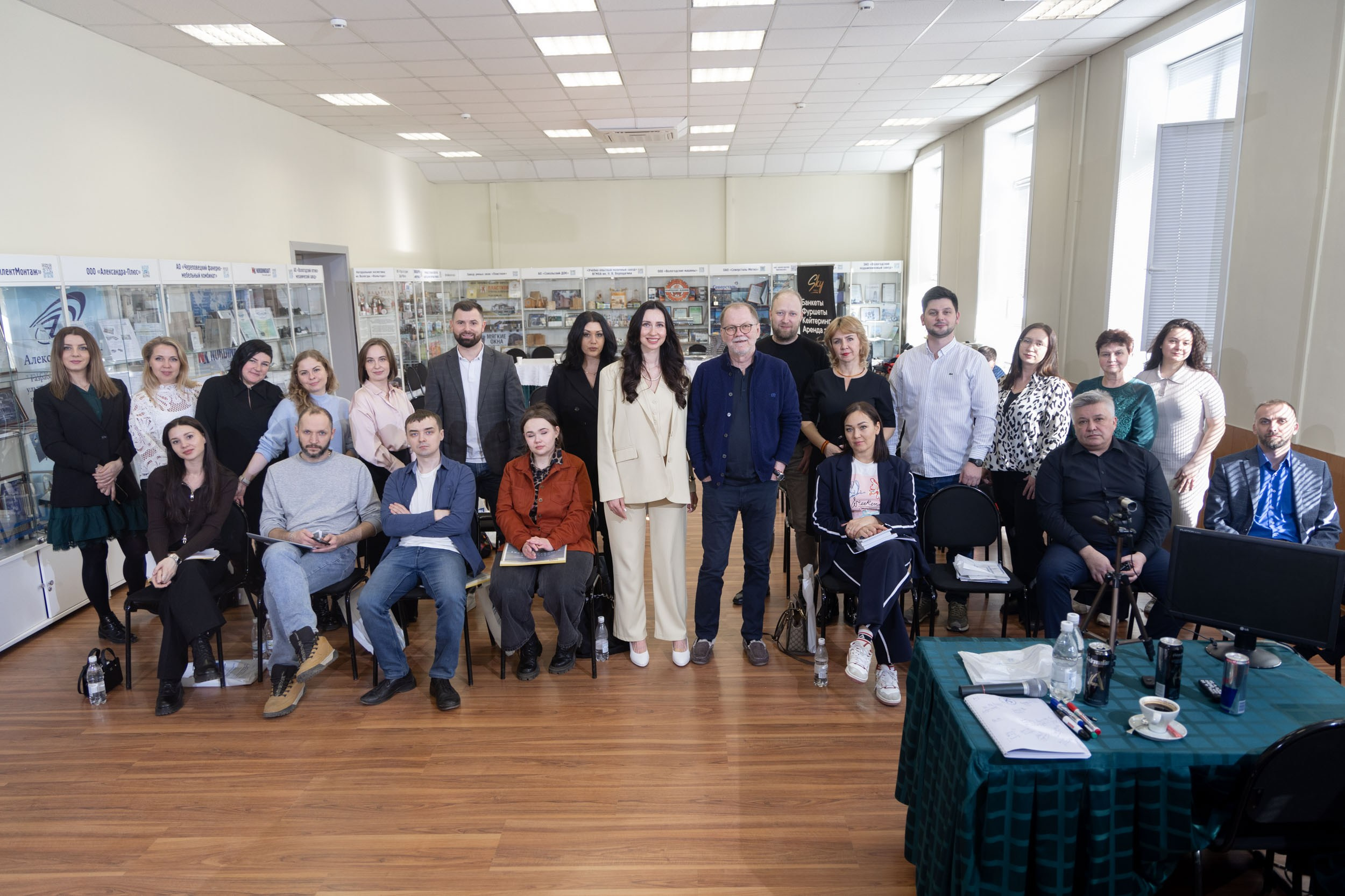 Общая групповая фотография участников бизнес-семинара.