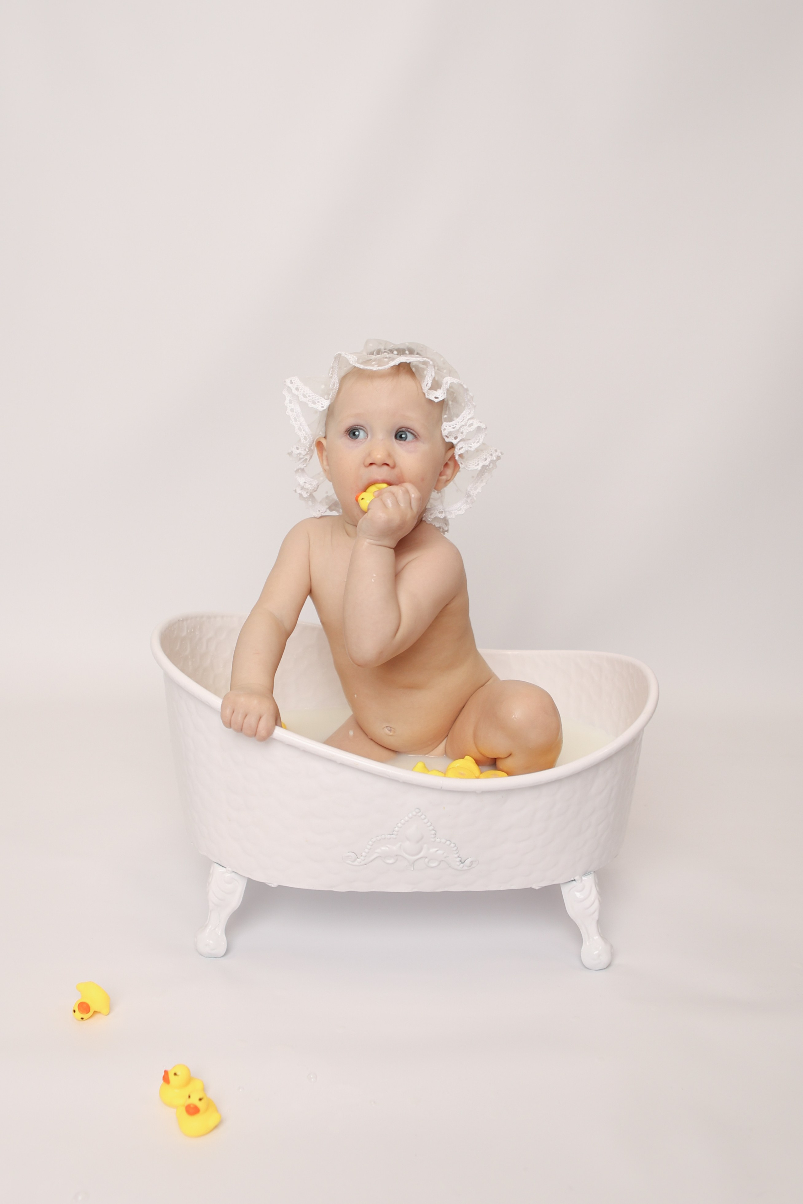 Молочные ванночки. Фотограф новорожденных. Детский и семейный фотограф Марьяна Юдина