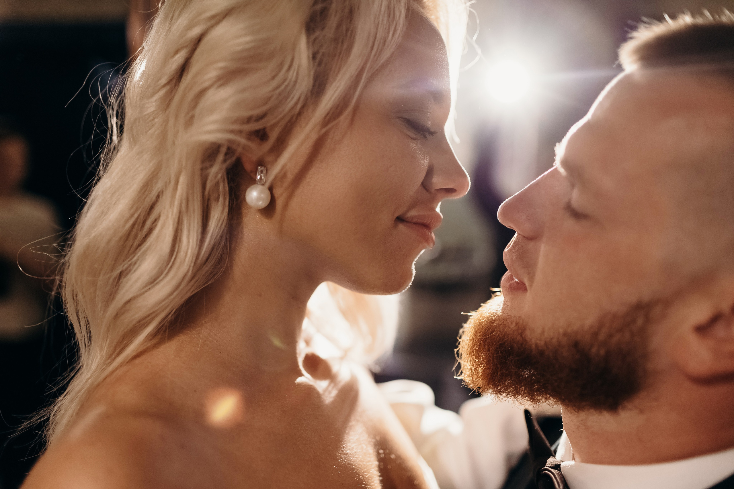 Александр и Елена (сборы, ресторан). Фотограф свадебный семейный в Красноярске Шукшина Наталья