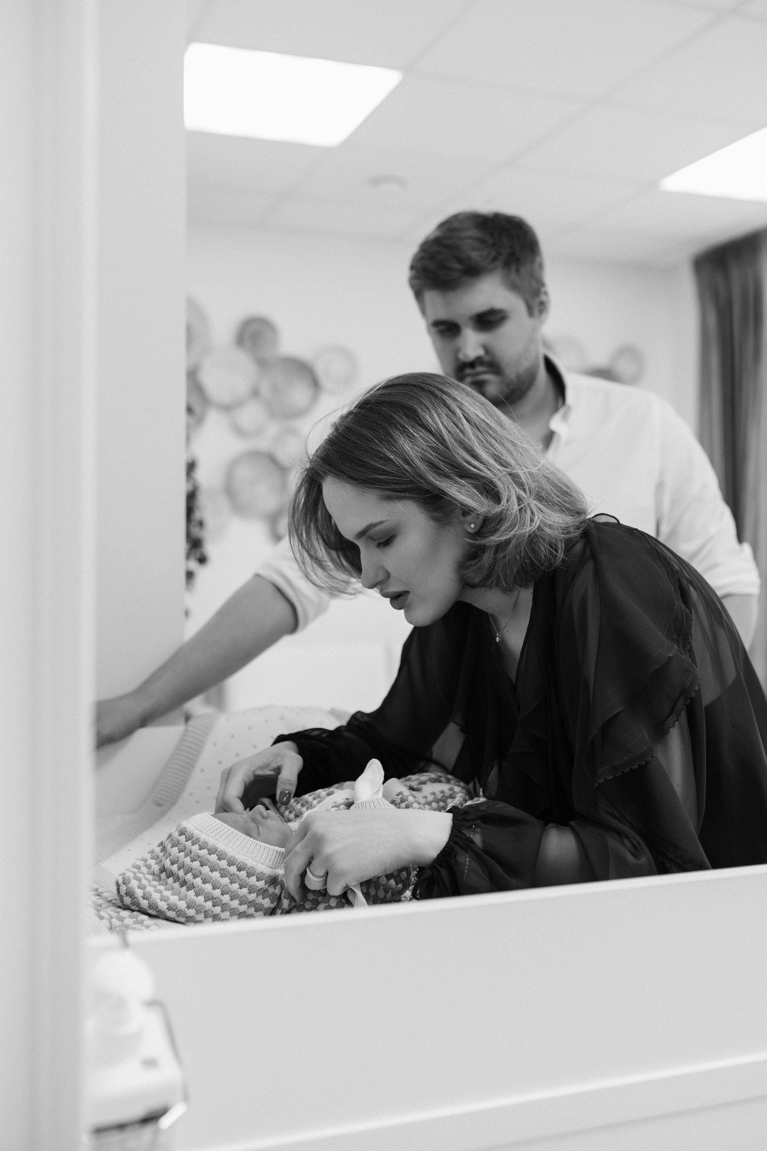 Фотограф на выписку из роддома в Краснодаре, выписка из Екатерининского роддома, фотограф Яна Морева. Семейный фотограф в Краснодаре Яна Морева