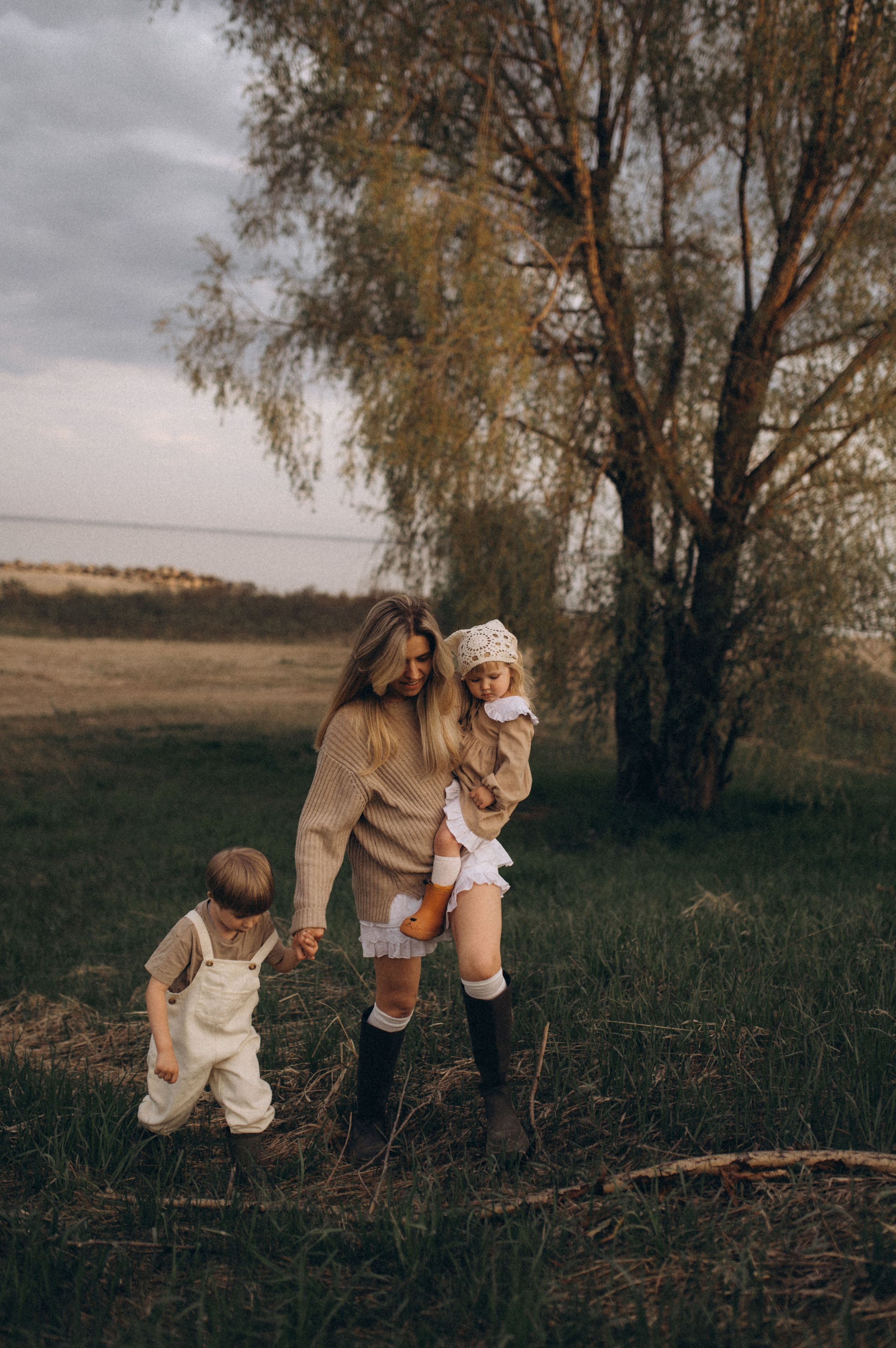 ЗАКАТ, КОМАРЫ И НЕПРОМОКАЕМЫЕ САПОГИ. Семейный фотограф в Новосибирске Женя Индрикова