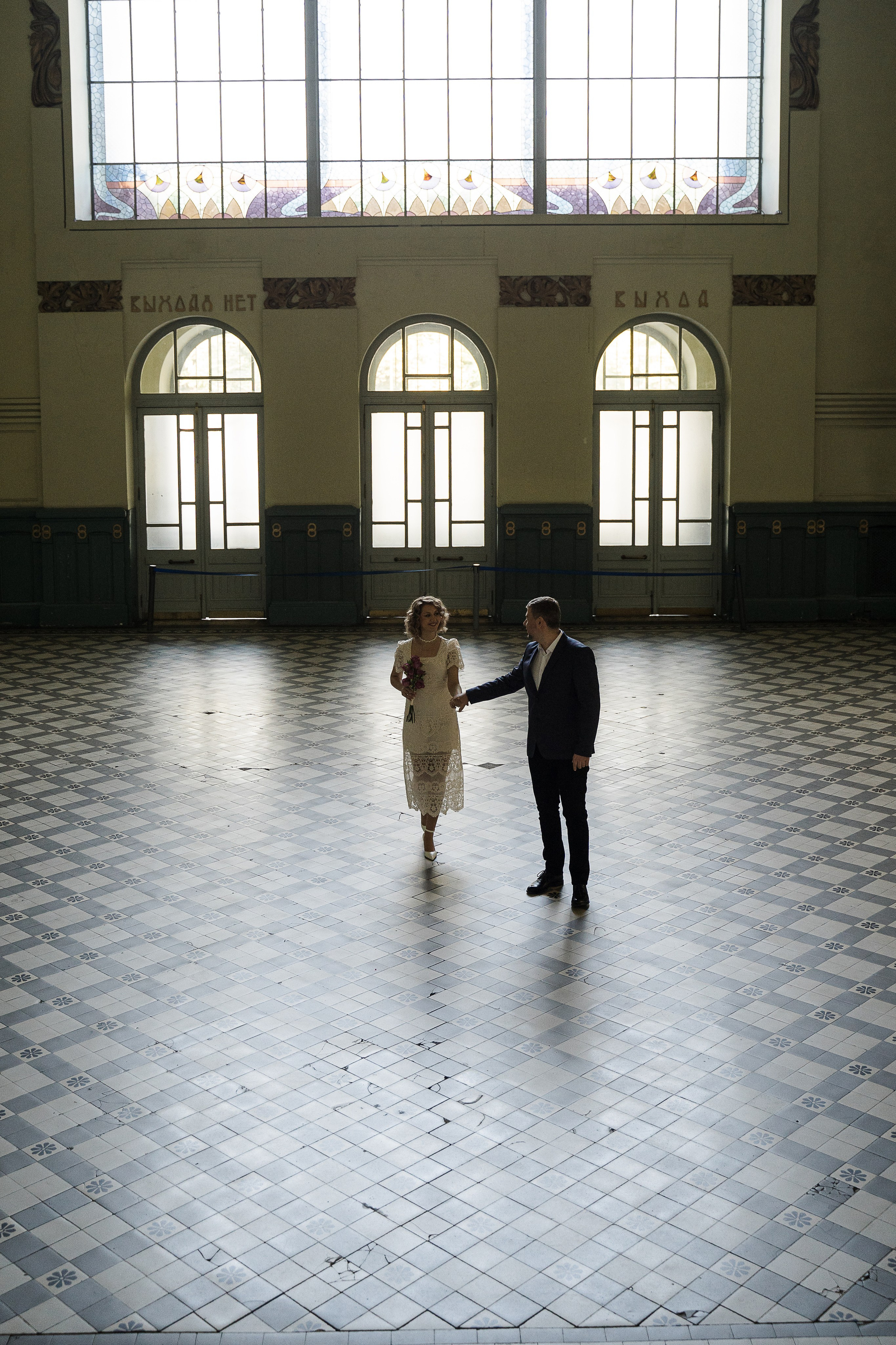 Свадебная фотосессия на Витебском вокзале. Свадебный и семейный фотограф в Пушкине и Санкт-Петербурге Мария Филиппова