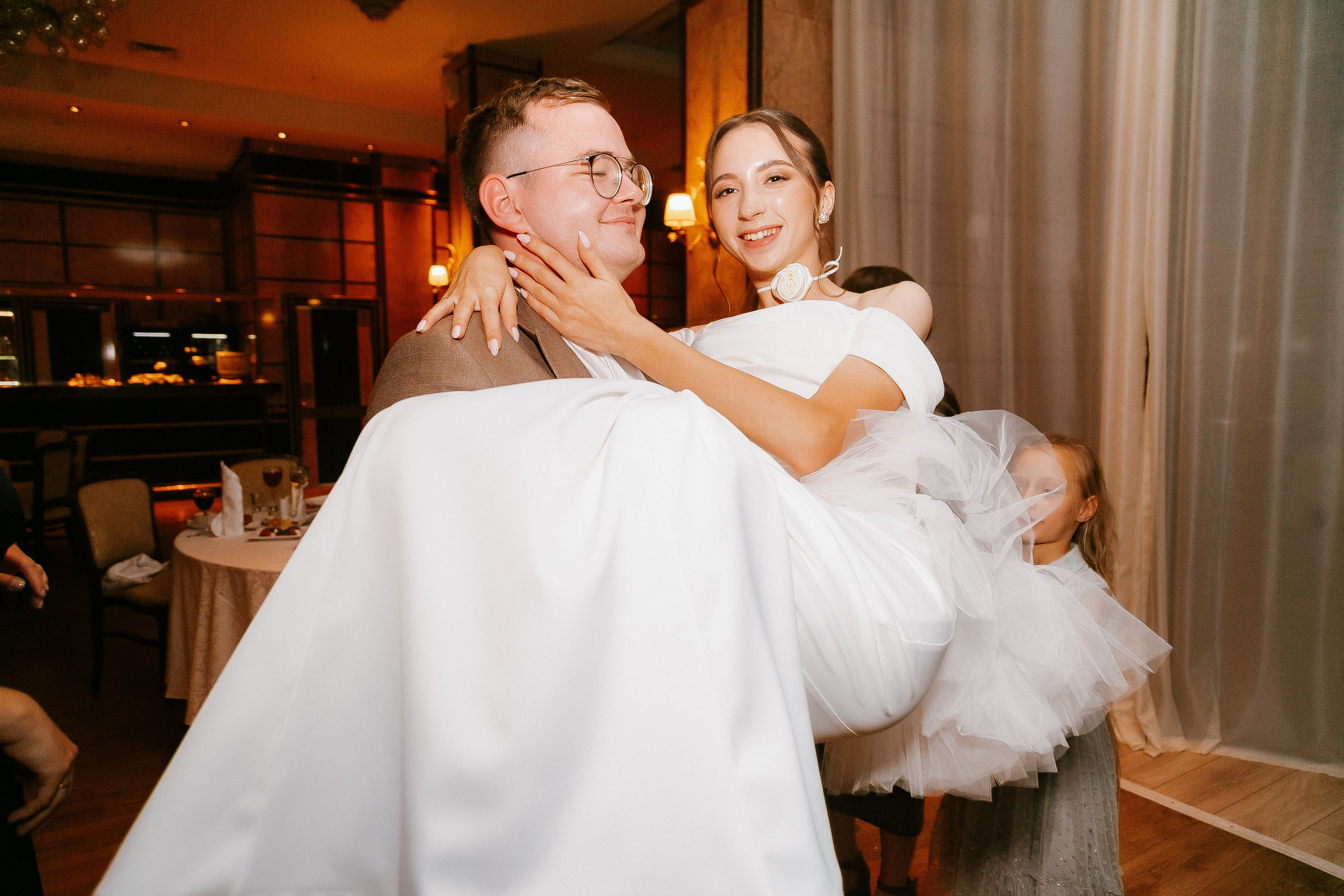Свадебная осенняя фотосессия Ивана и Лидии в городе. Свадебный и репортажный фотограф в Ярославле и Санкт-Петербурге Роман Микрюков
