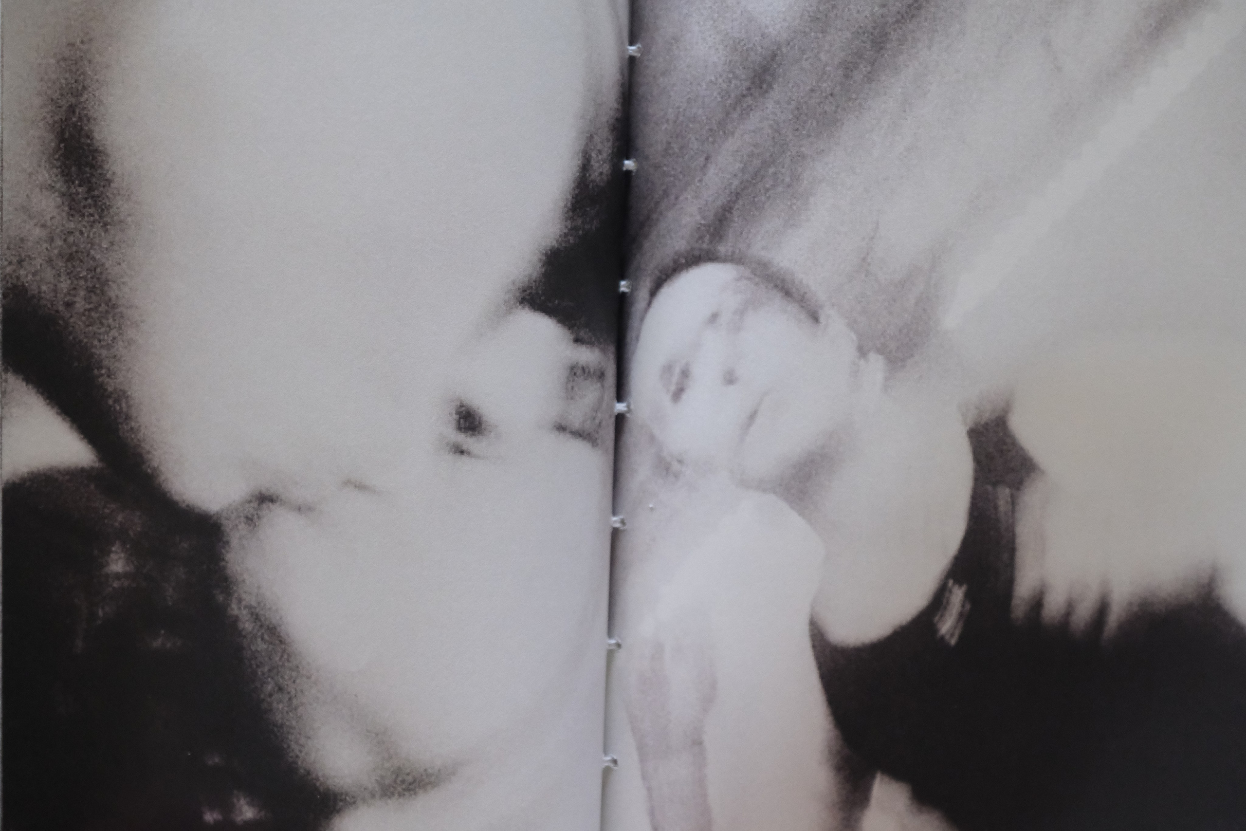 Липкий пол [книга]. Аня белка — художница и фотограф